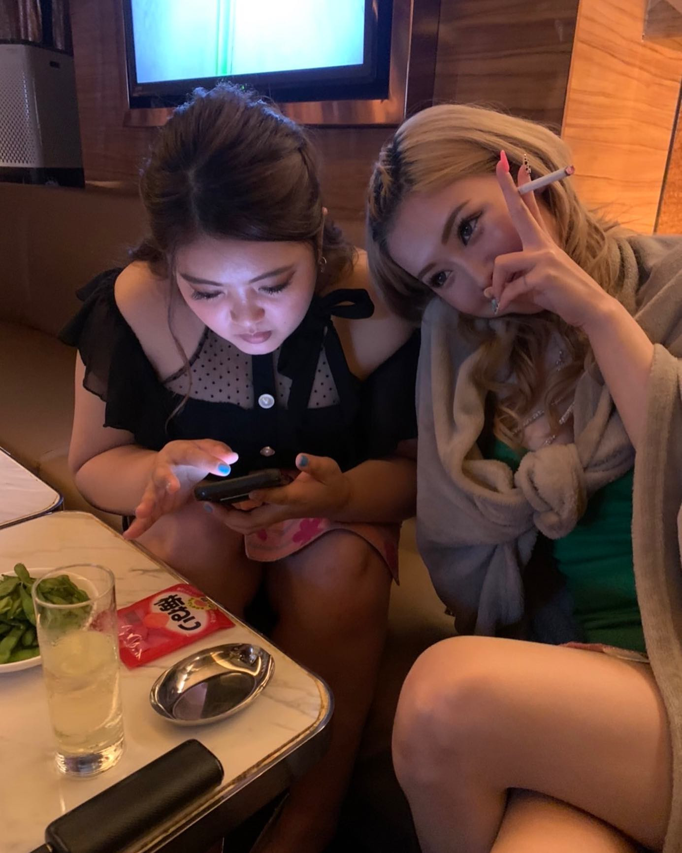 いつも自由な私たち♡w
ショート飽きてきたから
またロングにしたい〜😅

本日出勤です！！
よろしくお願いします🙇‍♀️

#蕨 #tantra #clubtantra #キャバクラ #キャバクラ嬢 #キャバ嬢 #キャバキャバ #ナイトスタイル #あや