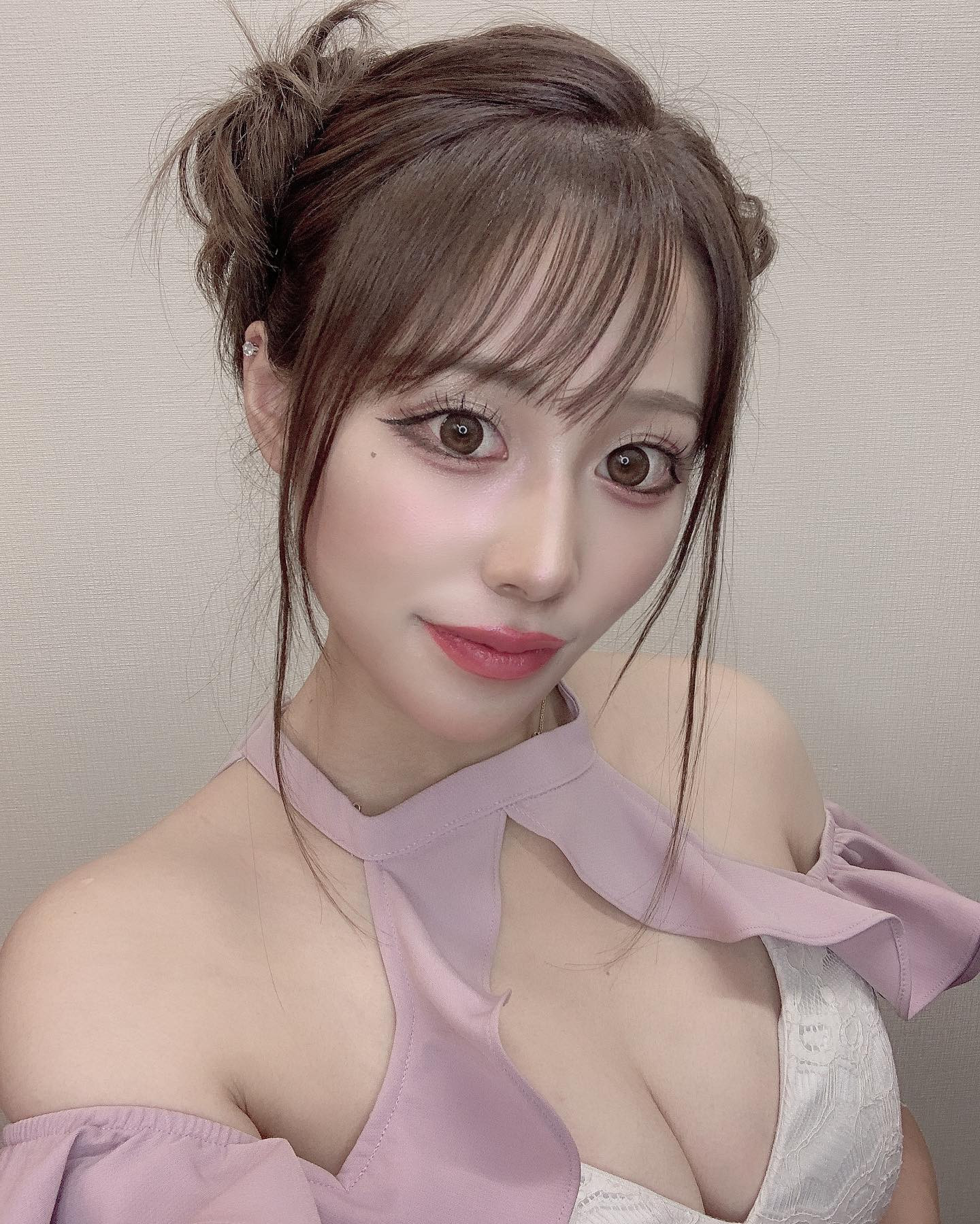 💙💙💙

さらさんヘアメのとき💖

ヘアメが可愛かったからテンション高かったです ✌︎('ω' ✌︎)

最近同じアングルからしか撮ってないからなんか変わり映えしない( ･᷄-･᷅ )

.
.
.

#エリアG#ザニューヨーク#キャバクラ#ニュークラブ#仙台キャバクラ#キャバ嬢#ホステス#水商売#仙台#国分町#歌舞伎町#六本木#銀座#すすきの#錦#北新地#ミナミ#中洲#キャバキャバ#ヘアメ#ヘアメイク#キャバドレス#アップヘア#チャイナ#チャイナヘア
#hairmake#dress#TheNewYork