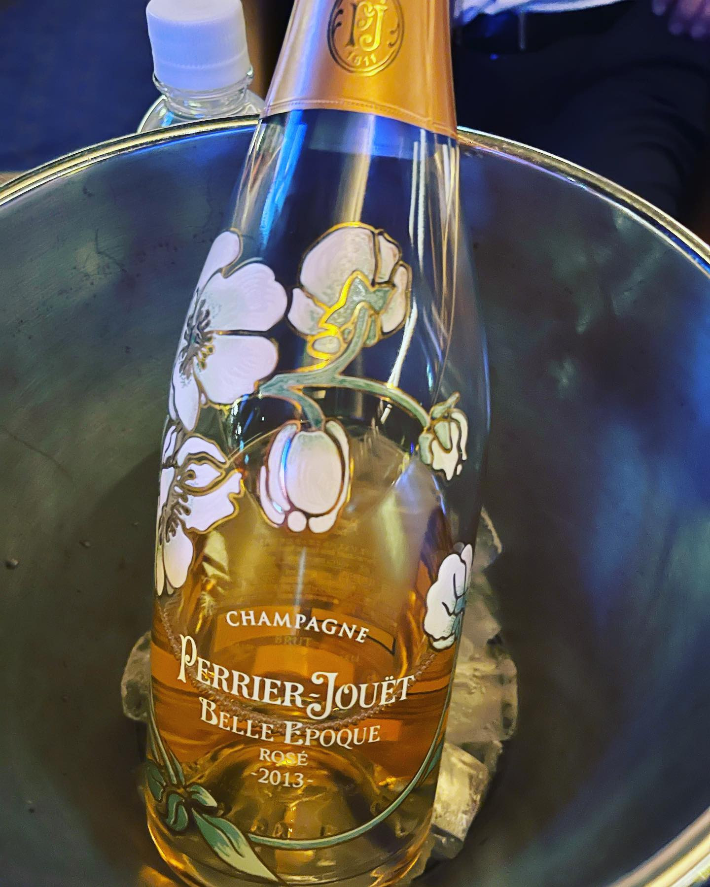 映え〜🥂✨
私の大好きな人達が年末はみんな出勤しててなんだか仕事が楽しい(  ˆОˆ )♪

忘年会シーズン飲んでください！！
本日22時から出勤です！！
よろしくお願いします🙇‍♀️💗

#蕨 #clubtantra #tantra #タントラ #べるえぽっく #べるえ #べるえぽっくろぜ #キャバクラ #キャバクラ嬢 #キャバ嬢 #キャバキャバ #ナイトスタイル #あや