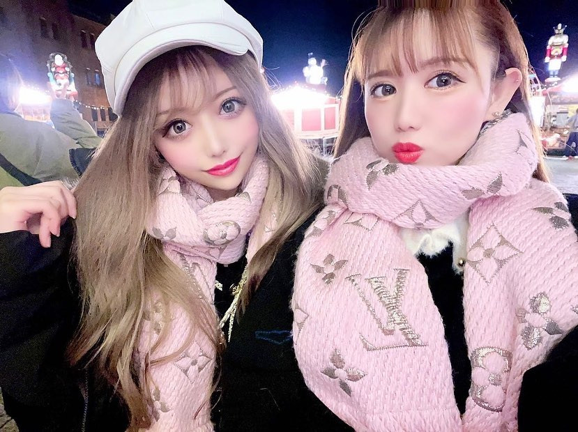 今年もおそろいマフラーで🧣✨

#クリスマスマーケット#christmas #クリスマス#xmas #きゃばくら#キャバ嬢#歌舞伎町#ラウンジ#スナック#ガルバ#ホスト#バー#アイドル#新宿#東京#ナイトスポット#赤レンガ倉庫クリスマスマーケット #instadaily#横浜#横浜赤レンガ倉庫#vuitton #水商売#love#相互フォロー#vuittonマフラー #美女#イケメン#夜遊び#ギャル#model
