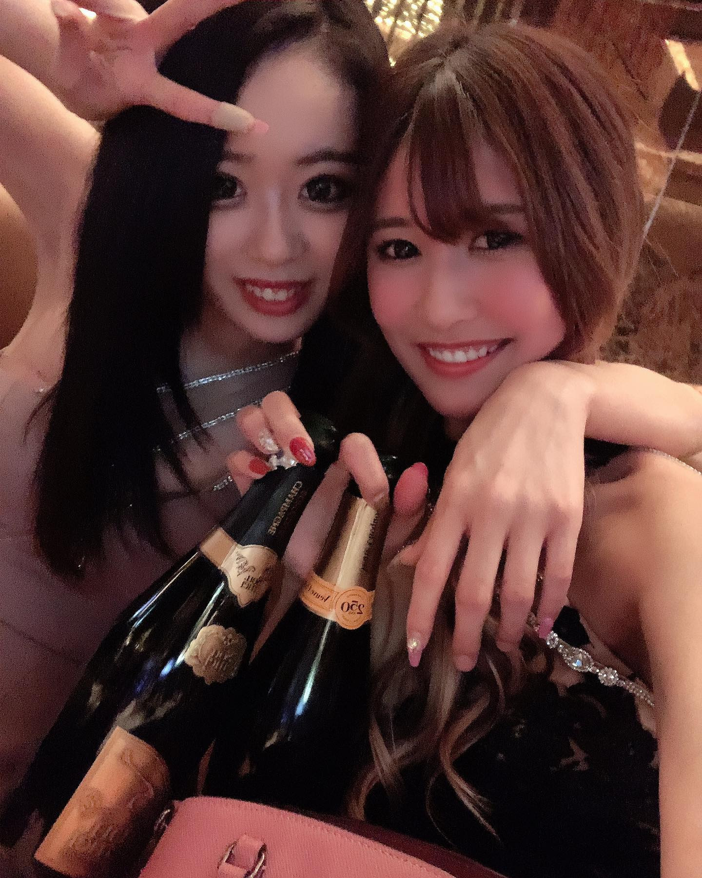 .
酔っ払いすぎて顔がてろんてろん😂
久々にべろべろで二日酔いです🫠
ありがとうございましたっ🌟

日曜日ですがタントラ営業してるので
今日も出勤してます❕

#キャバクラ #キャバ嬢 #埼玉キャバクラ
#蕨タントラ #soumei