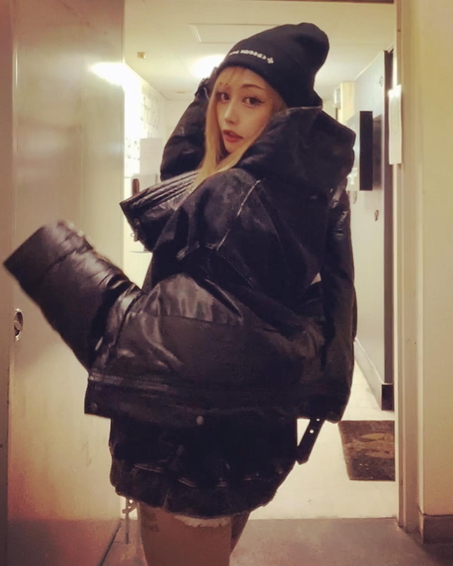 🐺🖤🫧
#オーバーサイズ #ダボダボ女子 
#ブラックコーデ #可愛いすぎる
#gyda #レザーダウン #クロムニット帽 
@rarete2015 #パーカー
タイプだったらすぐ着ます♡⃛
#DMください #自分でも買っちゃう 笑