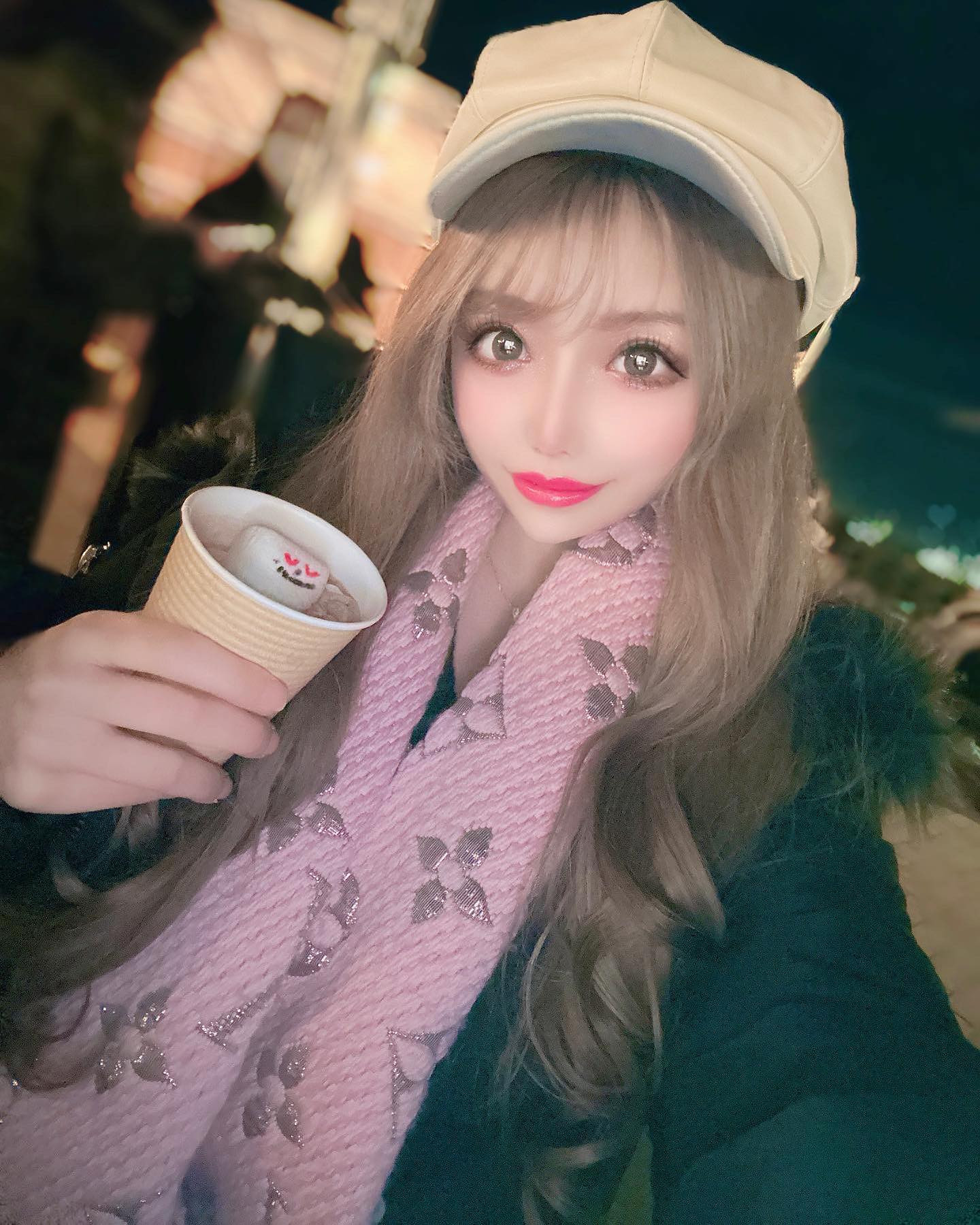 スノーマンココア、私ゎ可愛い〜と思ったけどねーちゃんゎ微妙な反応してた笑
美味しかったです🥺

また来年も一緒にいこう✨

#歌舞伎町 #キャバクラ #キャバ嬢 #新宿 #水商売 #夜職 #ホスト #東京 #大阪 #北新地 #六本木 #麻布 #中洲 #福岡 #すすきの #横浜#イルミネーション#model #赤レンガ倉庫 #横浜赤レンガ倉庫#赤レンガ倉庫クリスマスマーケット #fff #美男美女と繋がりたい #可愛い #インスタ映え #自撮り界隈#クリスマスマーケット#クリスマス#xmas #christ