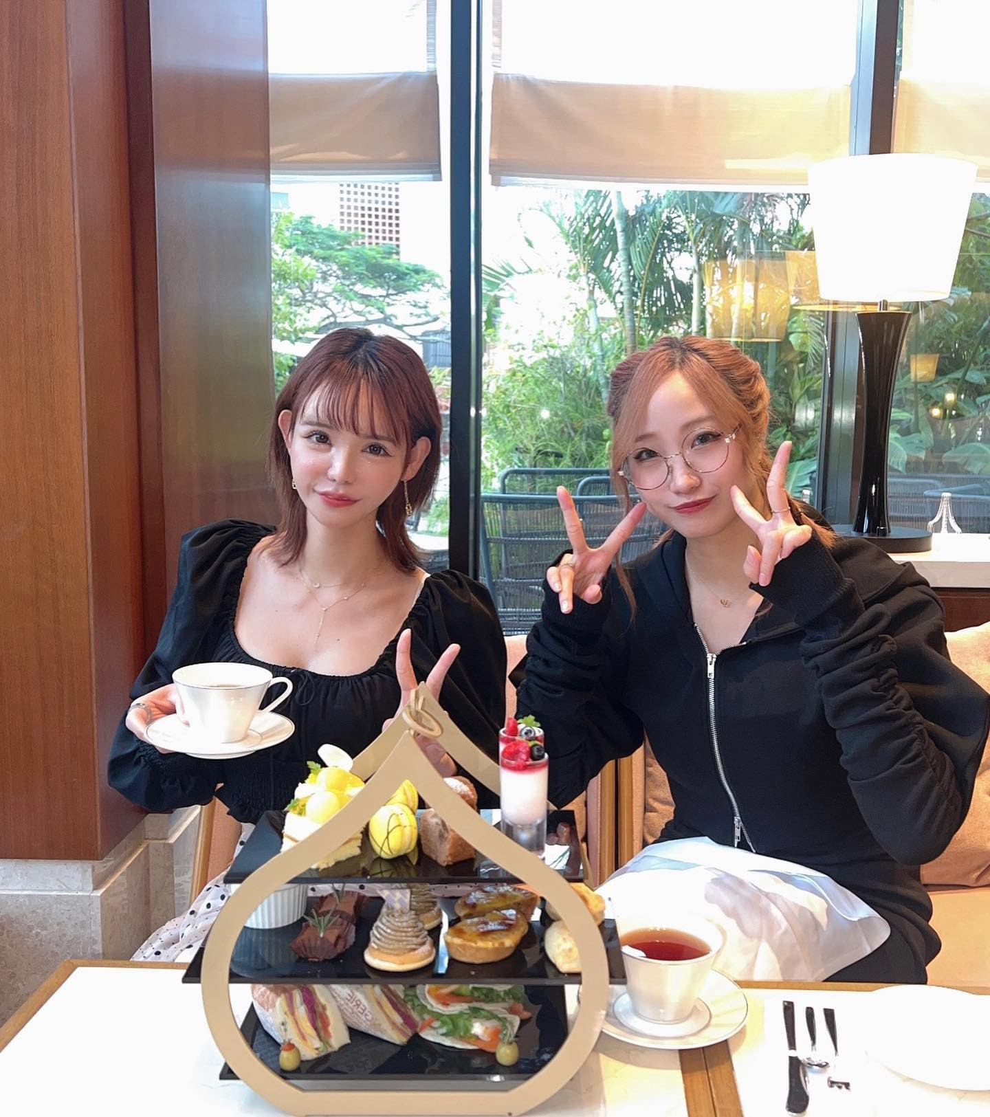 #アフタヌーンティー #ハイヤットリージェンシー那覇 
.
.
.
れんちゃんと☕∗*ﾟ💕✨.
.
.
去年に引き続き沖縄に遊びに来れて嬉しい☺️☺️
.
.
お誘いありがとう🌸
たくさんお世話になったし
ご馳走になりました🥹
おかげでゆっくりダウンタイム過ごせたし(笑)
めちゃくちゃ楽しかったし、
また素敵な思い出できた🐰💭💗
.
.
.
来年も遊びにいこーね😁
.
.
.
.
.
.
.
.
.
.
#ショート女子 
#シャンパンタワー
#クリュッグ 
#ソウメイ 
#キャバ嬢 
#新宿キャバクラ 
