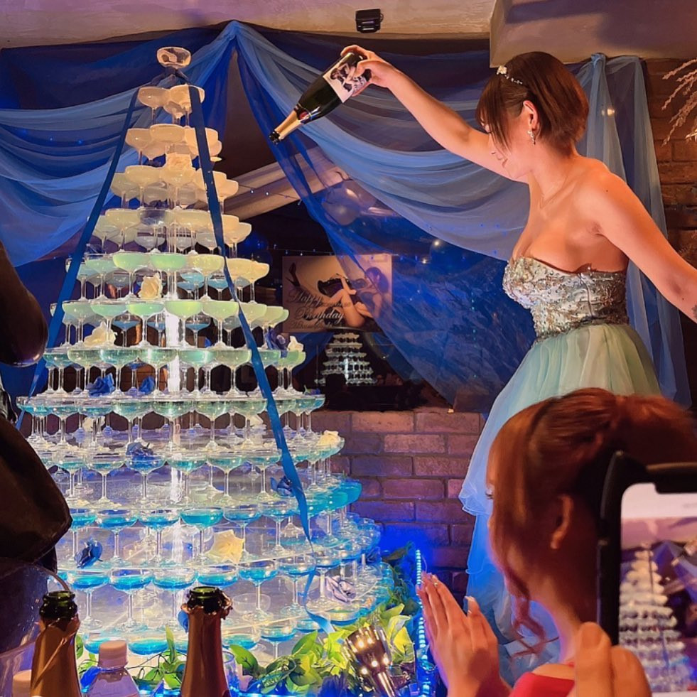 もう来月リアル誕生日..
一年一年はやいね。
これは今年一月のバースデーだけど🍾
.
.
.
一日一日死に近づいてんだなあと思って過ごしてると
あれもしたいこれもしたいが生まれてきて、お金だけじゃ幸せになれないとも感じて、でも経済力ないと自分も他人も幸せにしてあげれなくて、綺麗になるだけじゃ幸せになれなくて。エンドレスなあらさーちゃん😉笑
.
.
.
.
一度きりの人生だから後悔はなるべくしたくないけど、
やらない後悔のほうがしたくないね。
.
.
.
今年から個人事業主から昼は株式会社にして、キャバ嬢っ