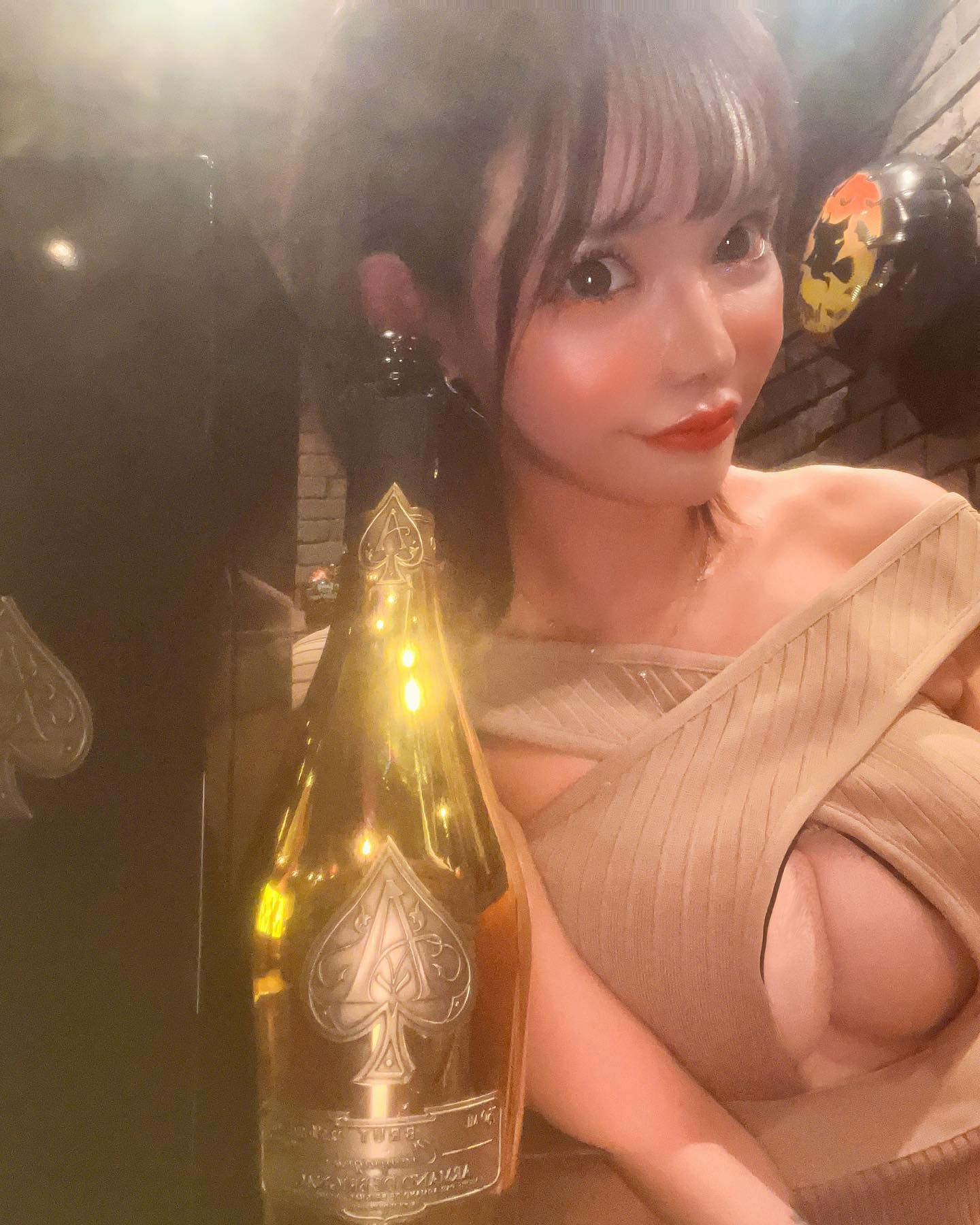 なんでもない日に嬉しかったから
記念に🧸💘入れてささっと帰っていきはった（；_；）
.
.
私より若くして成功されてるし尊敬してるひと。
いつもありがとう🔥
.
.
.
ゴールドのテカリやばい😂
.
.
.
.
.
.
.
.
#アネラ 
#ショート女子 
#シャンパンタワー
#クリュッグ 
#ソウメイ 
#キャバ嬢 
#新宿キャバクラ 
#新宿キャバ嬢 
#歌舞伎町 
#新宿 #六本木 
#中州 
#すすきの 
#筋トレ女子 
#益若つばさ 
#美容外科　
#中野　
#プチ整形　
#美容整形