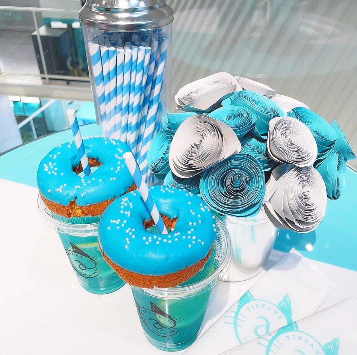 ティファニーブルーって本当綺麗な色してるわよね😌うんうんわかる😌
.
.
.
.
.
.
.
#最近カフェ巡りできてなくてつらぴーまん #カフェ巡りしたい #だいぶ前の #ティファニーカフェ #今もあるんかな？ #知らんけど #キャットストリートって名前可愛いよね #知らんけど #知らんけどをナチュラルに使える人と繋がりたい #知らんけど