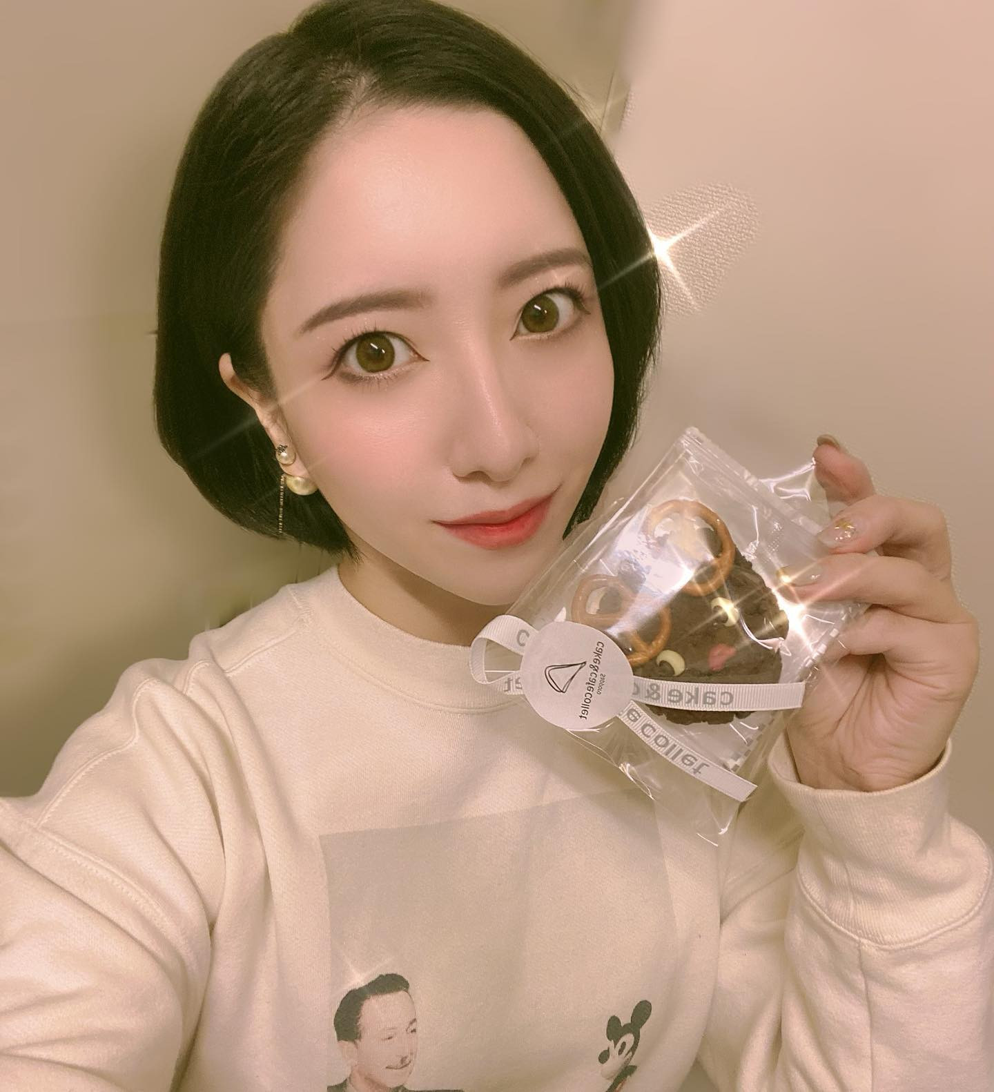 、
🎎サンタ現る笑
ロッカーにクッキー入ってた✨
ありがとう💖

楽しい日になったし
良い夢みよう😴

#ヘレナ#響グループ#百瀬るあ
#札幌#すすきの#北海道#ニュークラブ#ニュークラ嬢
#すすきのニュークラ#ラウンジ#ラウンジ嬢#キャバクラ#キャバ嬢#ホステス#道産子#美女スタグラム#求人#自撮り#ヘアアレンジ#キャバキャバ
#ゴルフ#ゴルフ女子#旅行#JGC#JAL#カメラ