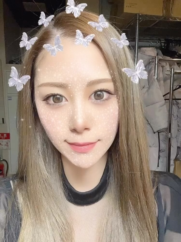 このカラコンちょー可愛いんだけど、お店とか暗いところではあんまり映えない説🫠

@helena_hibikigroup 

　

　

#クラブヘレナ #ヘレナ #響グループ #水沢愛美 #札幌 #すすきの #北海道 #ニュークラブ #ニュークラ嬢 #すすきのニュークラ #ラウンジ #ラウンジ嬢 #キャバクラ #キャバ嬢 #ホステス #道産子 #美女スタグラム #求人 #自撮り #ヘアアレンジ #キャバキャバ #hokkaido #sapporo #susukino #helena #hibikigrou