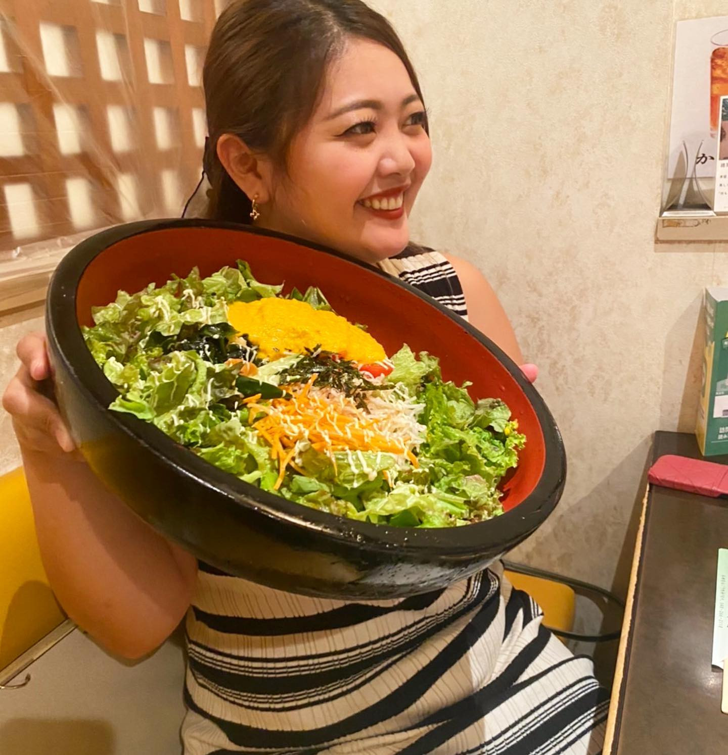 豊田屋のサラダデカすぎた🥗けど、
私が持ったらそう見えないのが不思議wwww
.
.
.
.
.
.
#豊田屋 #そしてその後出勤したらジョッキサラダいただきました🥗笑 #最近ヘルシー路線なの？笑 #野菜なんてなんぼあってもいいですからね #🥦🥦🥦 #サラダ記念日 #だけどドリンクのサラダマヨネーズ多すぎない？笑 #コレステロールが気になる #ほぼマヨネーズやん笑 #豊田屋また行きたーい #美味しかった😋