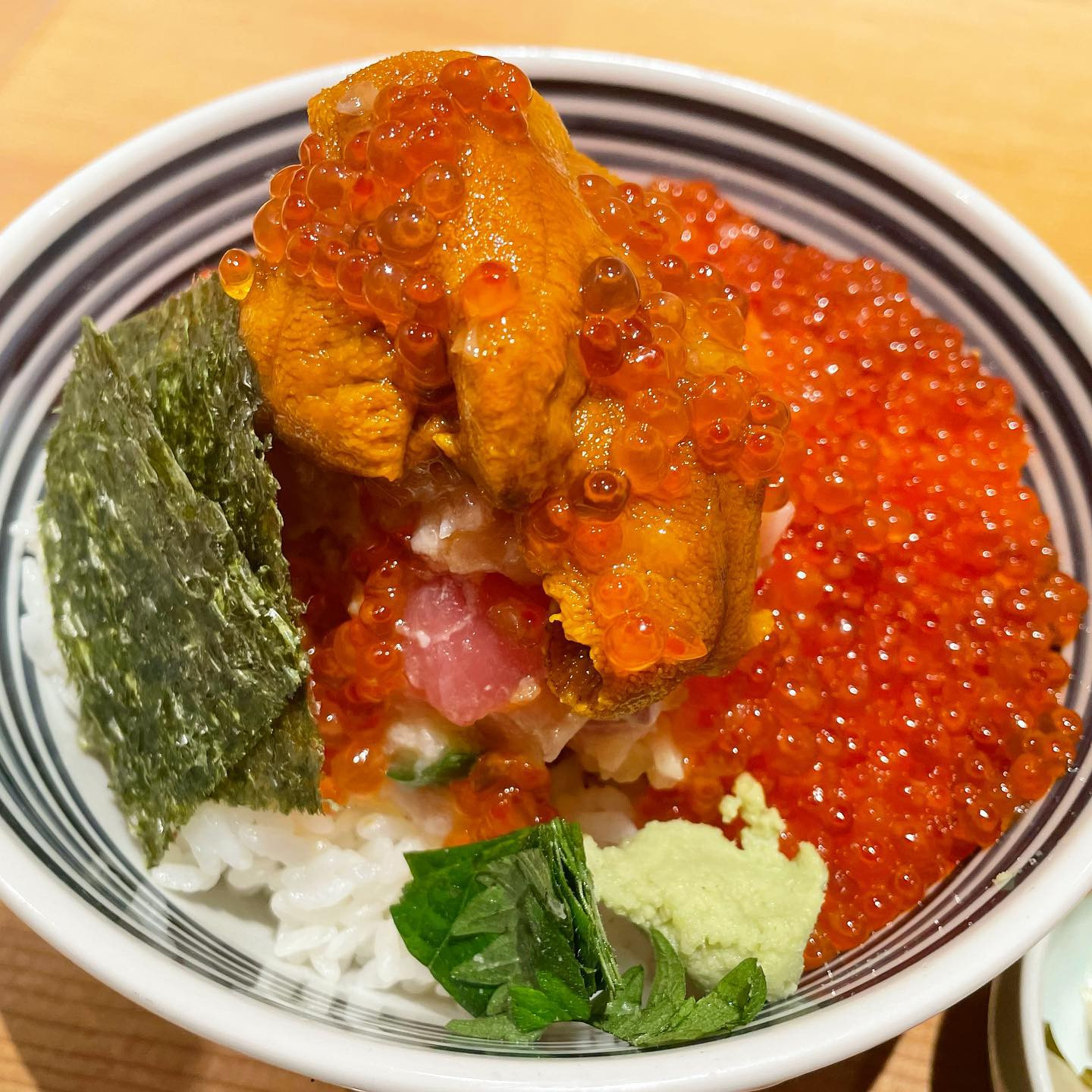 世間はクリスマスなんだけど、海鮮食べたい😌笑
.
.
.
.
.
.
#カメラロールに眠ってるシリーズ #カメラロールを見て思い出す #動画だとフィルターかかっててなんか美味しそうに見えないwww #とても美味しかった海鮮丼😊 #割と前すぎて忘れてたw #明日のサンタは多分穴空いてないヤツだと思います🕺🏼 #クリスマスうううう #クリスマスどこですか〜 #安定の今年も仕事出てる #助かる😊 #大晦日の年越しも仕事 #助かる😊 #とにかく #助かる😊