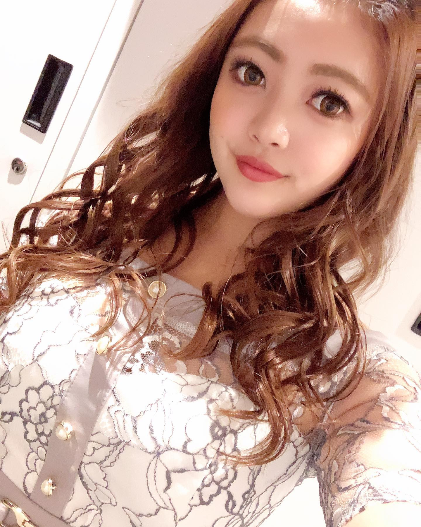 わー今と何も変わらんなあ🥱🥱笑
.
.
.
.
.
.
#1日ですんごい酔い方してビリビリに破れたドレス記念 #2枚目買い直した時には入らなくなってた #急成長 #眉毛がなんかおもろい #お願いだからこの時くらいに戻って #1年くらい飲まず食わずになりたい #多分わたしじゃない #おはようおやすみ