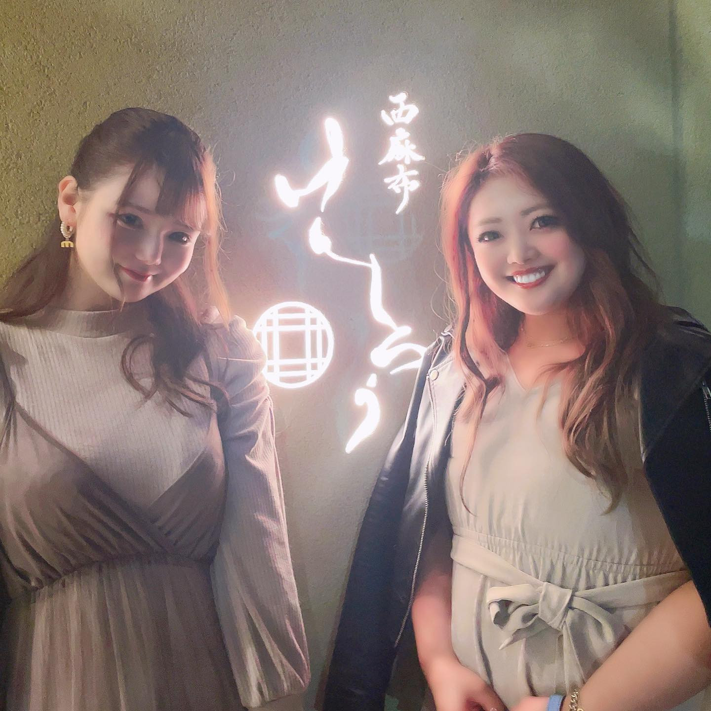 確か美容院行って髪の毛巻いてもらった日だったはずなのに髪ボッサボサでウケる😂w
.
.
.
.
.
#服のゴムがパンパンでかっこいい #妊婦さんみたい #仕事いつまでなの？って聞かれても #31日の年越しまで出勤で年内で仕事納まらなくてかっこいい #かっこいい #12時間くらい寝てたらお腹空きすぎてかっこいい #食べて寝たはずなのに起きたらお腹空きすぎててかっこいい