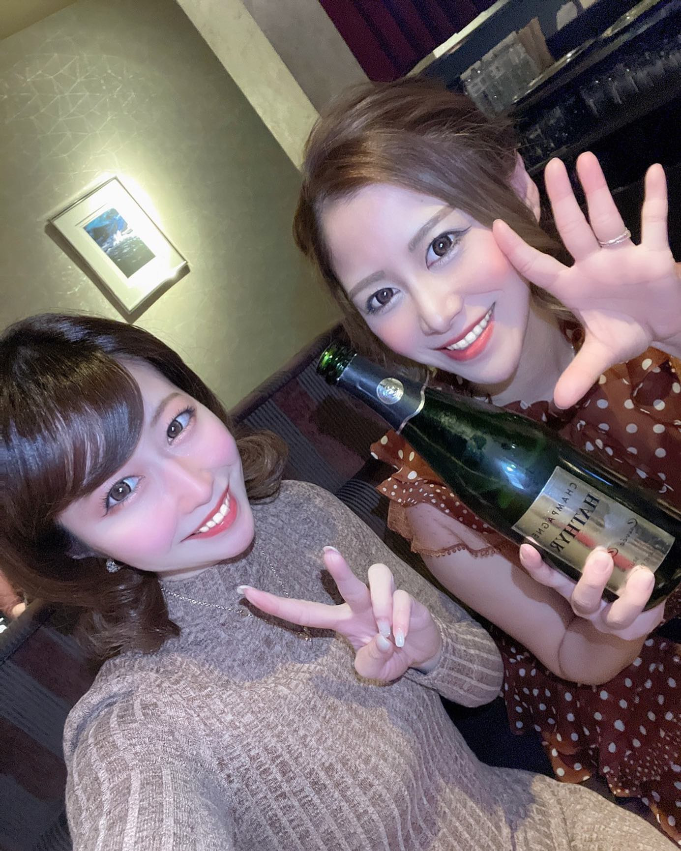 年明けあんりちゃんのお店に遊びに行くねぇ🥹‼️✨

シャンパンまで本当にありがとう☺️💓

@helena_hibikigroup 

　

　

#クラブヘレナ #ヘレナ #響グループ #水沢愛美 #札幌 #すすきの #北海道 #ニュークラブ #ニュークラ嬢 #すすきのニュークラ #ラウンジ #ラウンジ嬢 #キャバクラ #キャバ嬢 #ホステス #道産子 #美女スタグラム #求人 #自撮り #ヘアアレンジ #キャバキャバ #hokkaido #sapporo #susukino #helena #hibi