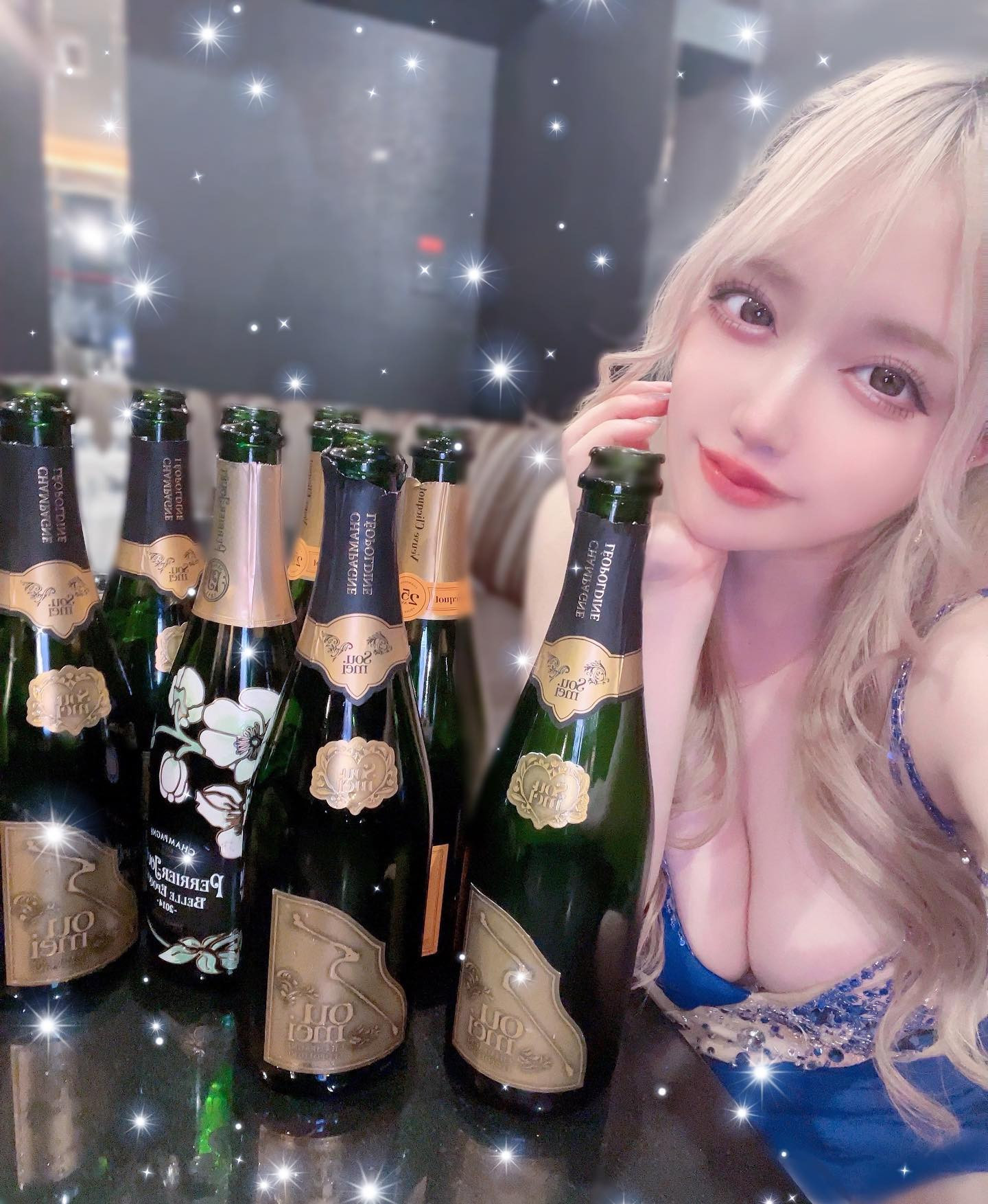 .
.
2022年ラスト営業！
.
おかげさまで、私史上最高売上で
締めくくることが出来ました！

応援してくださった皆様に感謝感謝です。
.
.
良いことも悪いことも沢山沢山あって
まるで生まれ変わった様な本当に濃い1年でした。

ずっと自分が嫌いで、信用出来なかったけど
そんな自分も、どれだけ辛くて涙した1日も
今の私を作る大切な宝物と思えるようになりました。

間違いなく、人生で今が最高に輝いていて
今の自分が最高に好きです。
.
.
もちろん色んな人に沢山迷惑かけてきて
直さないといけないことも沢