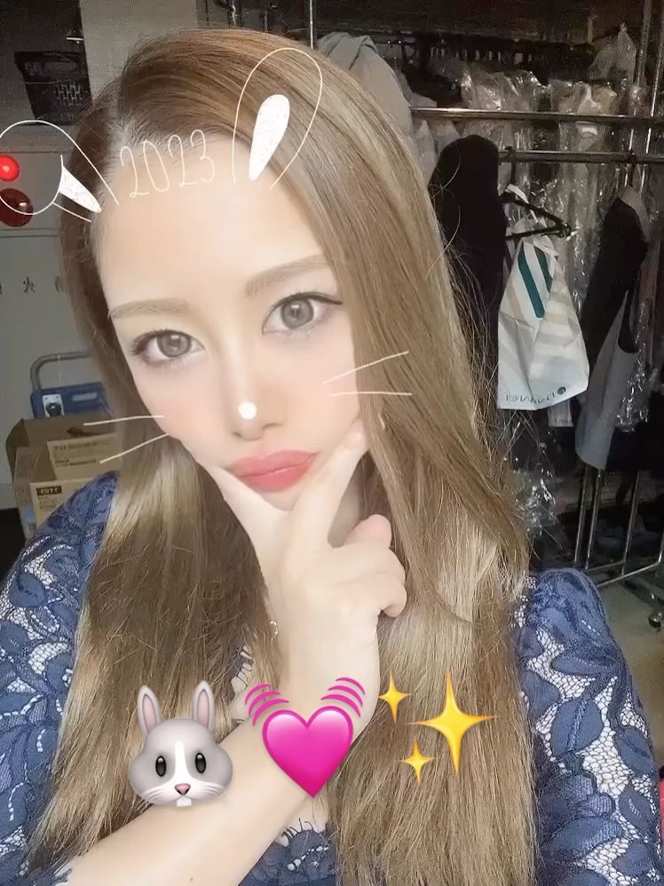2023年こんにちは🐰💓

昨年も私と関わってくださった皆様、本当にありがとうございました✨

順風満帆な2022年の終盤に愛猫を亡くし、悲しみに暮れていましたが…
周りの友達や先輩、お客様の優しさに触れながらなんとかヘレナのラストもやり切ることが出来ました☺️💕

ヘレナお疲れ様‼️ってたくさんの方が12月に会いに来てくれて、凄く嬉しかったです。
ホステスを辞めるわけではありませんが、20代の全てをヘレナとエスポワールで過ごしたので思入れ深かったのです🥹
浸る間もなくバタバタして呆気なく終わったけどw

