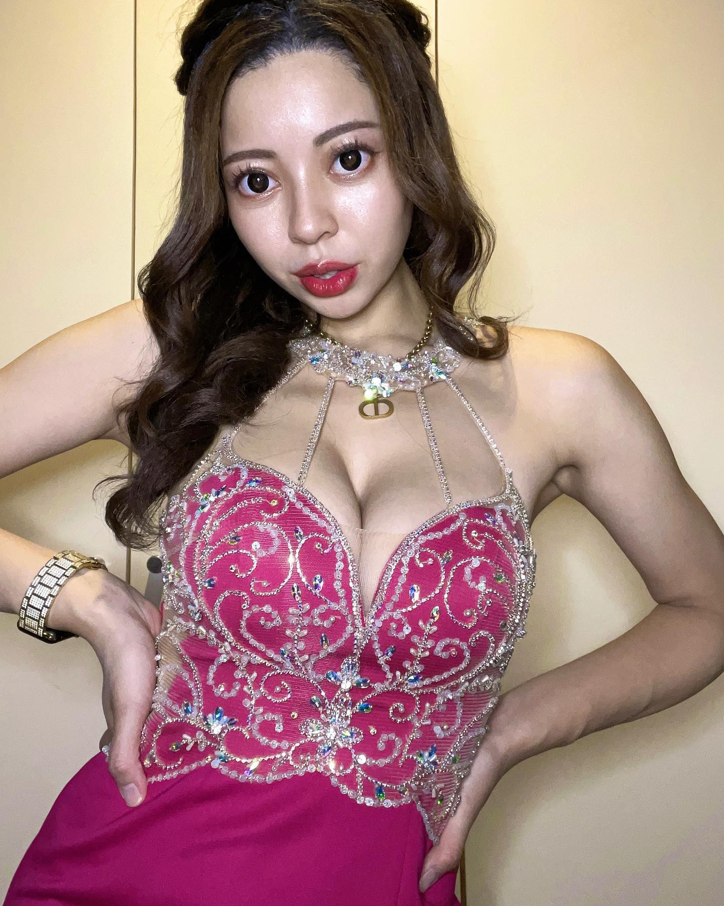 新年あけましておめでとうございます🎍💓
今年も沢山投稿するのでたくさん見てください🥹

こないだ買ったエンジェルアールのお気に入りドレス❣️🤩
ショッキングピンクとか久しぶりすぎて店員さんに似合いますか？🥹って聞いたら何言ってるんですか似合いすぎますよって言われて即買いした😇😇😇ちょろい😂

毎日着たいぐらいお気に入り🥹

#キャバクラ #キャバ嬢 #キャバクラドレス #水商売 #夜職 #シャンパン #歌舞伎町 #歌舞伎 #北新地 #中洲 #錦 #すすきの #いいね返し 	#맞팔 #좋아요 #좋아요반사