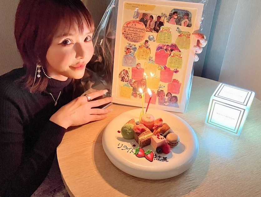 記念に残しておこう。感謝の気持ちをこめて👐
忘年会にサプライズしていただいてまじでびっくりした..💘
.
.
顎は修正してませんので尖り気味ですがプロテーゼではありません。草
.
.
.
.
.
.
.
.
#2022 
#12月30日
#誕生日 
#自分でも忘れる
#サプライズ 
#びびった 
#新宿キャバクラ 
#キャバクラ 
#アネラ 
#グラビア 
#gravure 
#日本的 
#性感 
#浴衣 
#新宿キャバ嬢 
#歌舞伎町 
#新宿 #六本木 
#中州 
#すすきの 
#筋トレ女子 
#益若