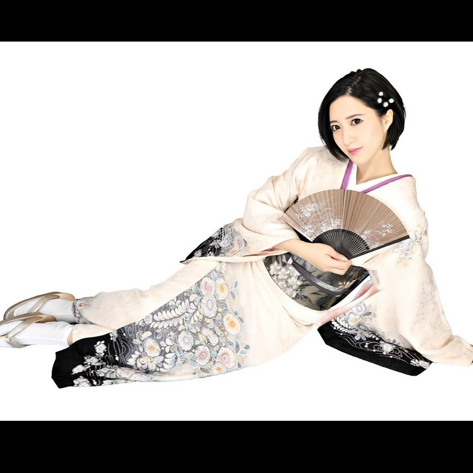 、
仕事始めーーー⭐️
今日から響グループのレトワールで
お世話になります💖

新人って感覚
久しぶりでドキドキ←

今年も楽しんでお仕事してくよ🙌🏻✨

2023年も皆様
よろしくお願いします🥰

#レトワール#響グループ#シンセイグループ#百瀬るあ
#札幌#すすきの#北海道#ニュークラブ#ニュークラ嬢
#すすきのニュークラ#ラウンジ#ラウンジ嬢#キャバクラ#キャバ嬢#ホステス#道産子#美女スタグラム#求人#自撮り#ヘアアレンジ#キャバキャバ
#ゴルフ#ゴルフ女子#旅行#JGC#JAL#カメラ