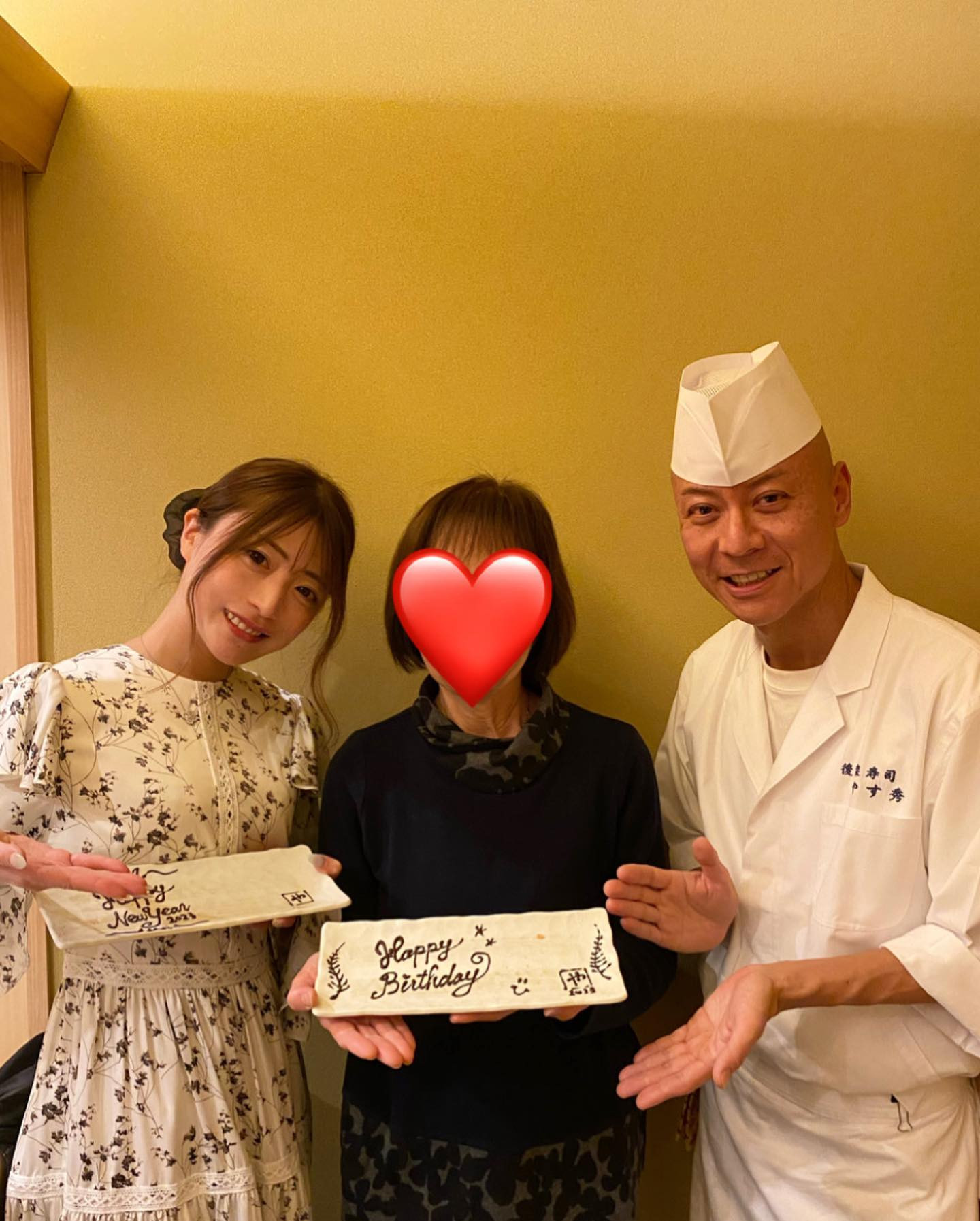 🎂母のお誕生日🎂

大好きなやす秀さんでご飯🍣🍴🥰

母とは5,6年前とかで…
初めてやす秀さんのお鮨食べてから母はやすさんの大ファンで😂❤️
TV出るたびに録画してる🥰🍀
久々にやすさんのお鮨が食べれてやすさんと話せてとっても嬉しそうにしてくれて幸せだった☺️💓

プレートまでいただいて、よかったね💐✨♫
私にまでありがとうございます🥰🍀

今年もたくさんやすさんのお鮨が食べたいし、たくさんの人に美味しいご飯と楽しい時間をくれるんだろうなあ☺️💭

やすさんの人柄やスタッフの方々や、お店やお客様の雰囲気