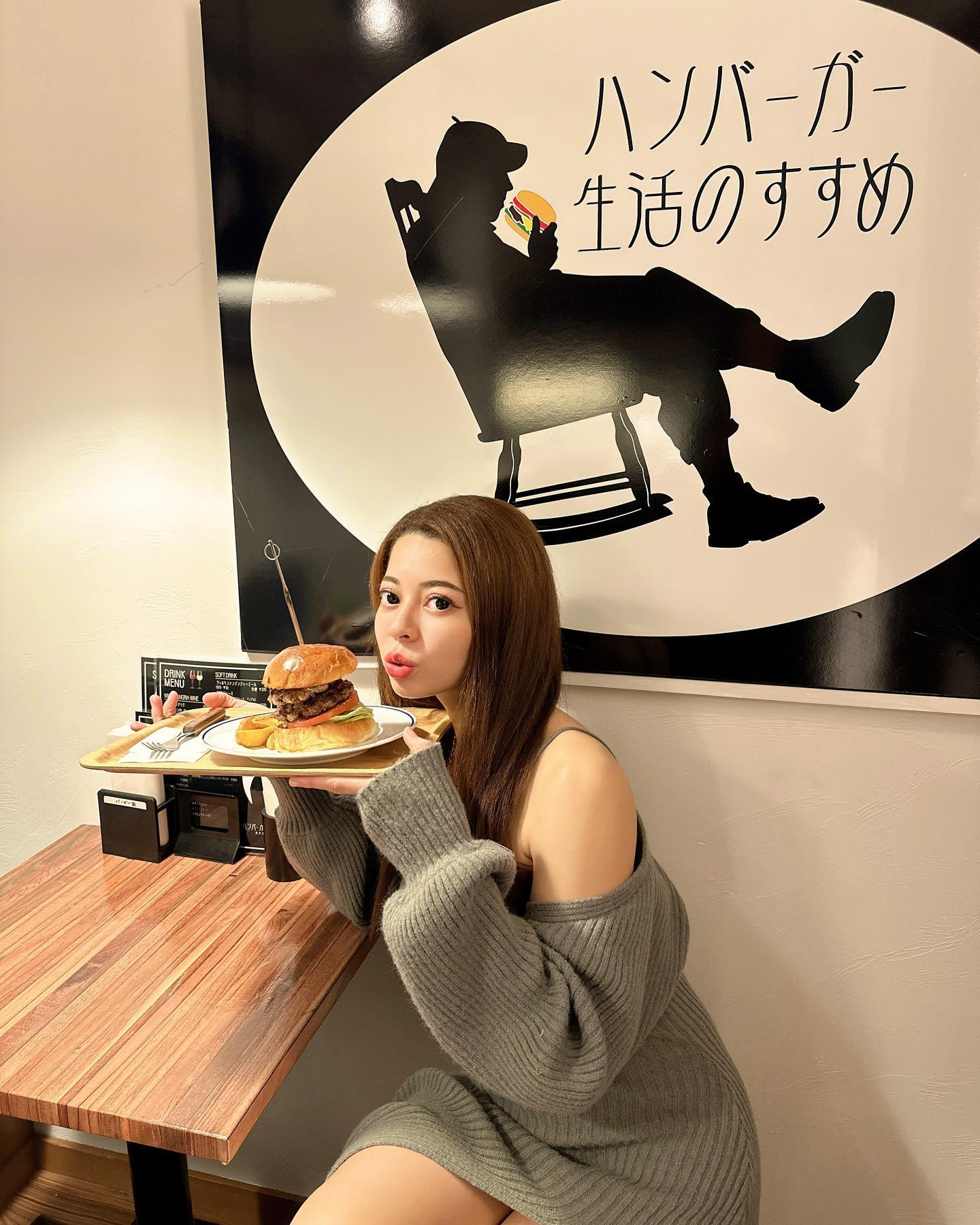 彼女とハンバーガー食べに行ったら肩出しの服きてて嫉妬したYO🥵
に使っていいよ😉wwww

ここのハンバーガージューシーすぎて美味しすぎました😘💓
あと飲み物も豊富で飲み物でも楽しめちゃう😆✨

PR @burger_life_keio
#ハンバーガー生活のすすめ慶應義塾大学前店 #田町グルメ #田町ランチ #田町カフェ #田町ディナー #東京ハンバーガー #港区ディナー #港区ランチ