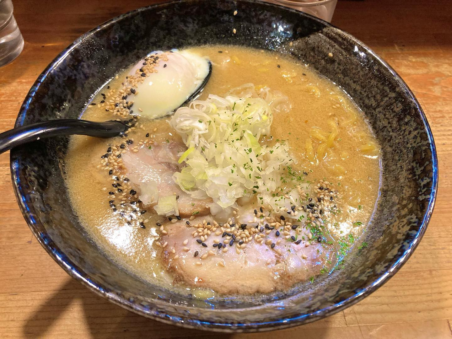 久々に念願の獅子王🍜🤍
濃厚温玉味噌ラーメンがやっぱりたまらない😳🤍
営業時間が短いからなかなか行けないけど
また行きたい🥺🥺🥺
.
#札幌ラーメン #札幌ラーメン女子 #すすきのラーメン #すすきのラーメン獅子王 #獅子王 #濃厚温玉味噌ラーメン