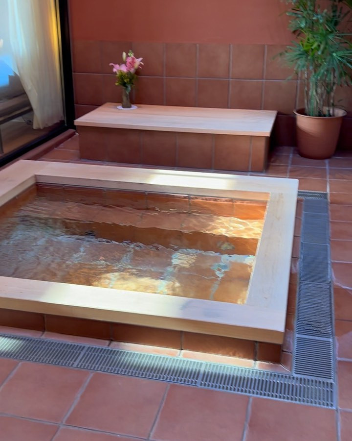 部屋と部屋の間に露天風呂が斬新でした♨️