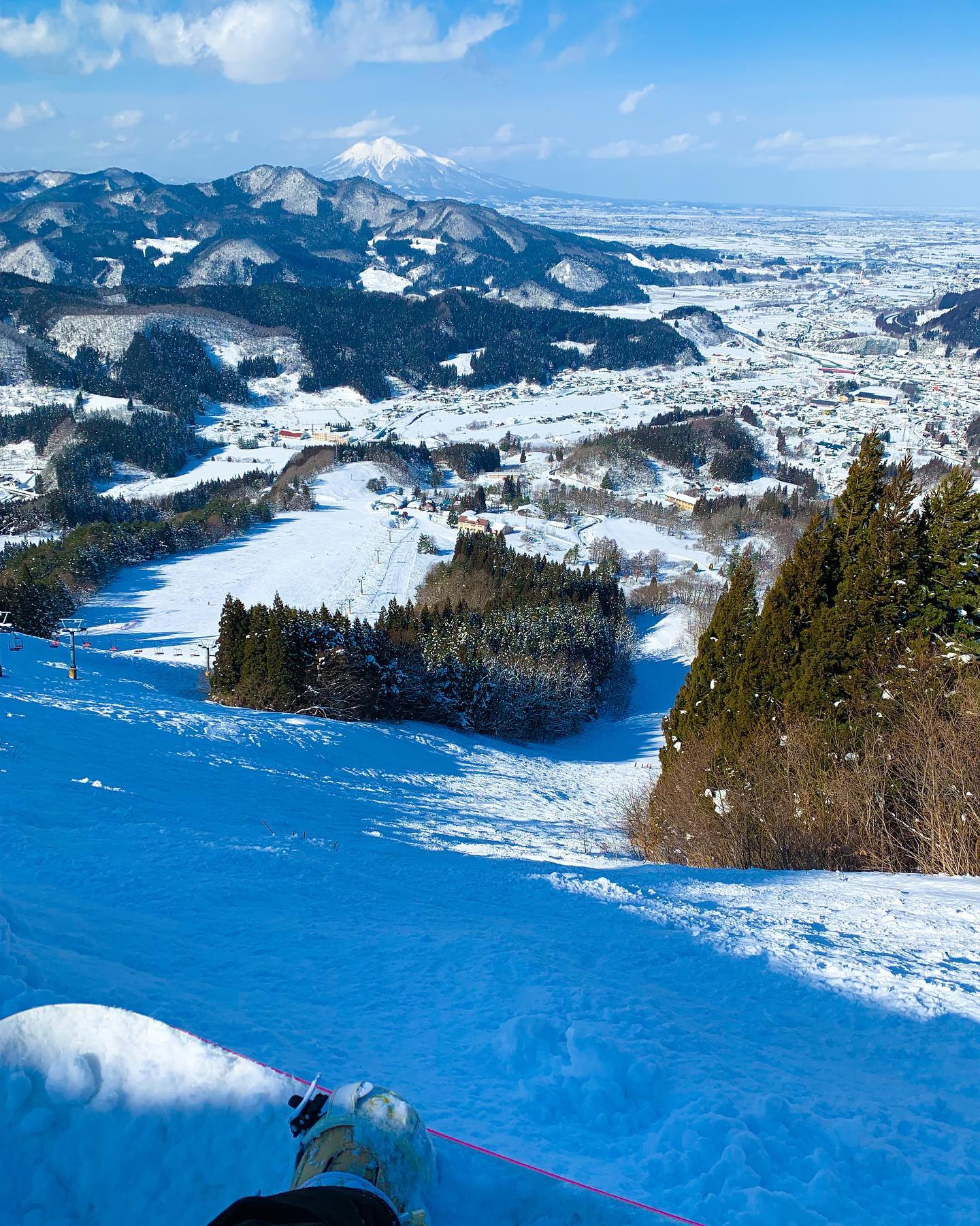 大鰐スキー場国際チャンピオンコース
頂上付近からの眺め✨
快晴でクッキリ岩木山を目の前に
滑るのはさいっっこーーに
気持ち良すぎた！😆🗻✨

相棒とのお気に入りの1枚🏂💓💓

#スノボ #スノボ女子 #スノボー女子 #スノボウェア #スノーボード #スノーボード女子 #スキー女子 #青森 #大鰐 #大鰐スキー場 #冬コーディネート #ナイキコーデ #ピンクコーデ #被写体モデル #撮影会モデル #ファッション通販 #キャバ嬢 #歌舞伎町 #池袋 #nike #snowboarding #snowboard