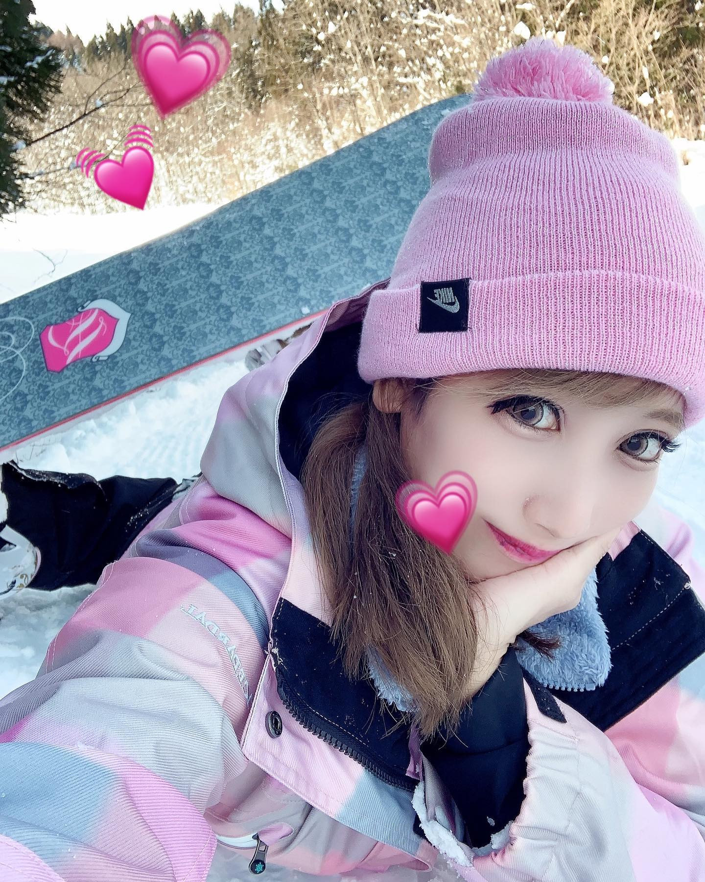 スノボ女子🏂💕
スキーもスノボもだいすき💓💓
お気に入りの相棒ちゃんと🎀💕
このNIKEのお帽子、
実際みるとキラキララメラメで
とっても可愛いの～(*´•ω•`*)💕

今年はこの日が最初で最後かなあ、、
足のけが的に難しいかと思ってたから
1日でも行けて、滑れて
1日だからこそとても貴重な想い出の日に
なれて良かった🥹💓

来シーズンはたくさん滑りたい🥹
今日は東京も雪がたくさん降ってる☃️
皆様お気をつけてくださいね🥲

#スノボ #スノボ女子 #スノボー女子 #スノボウェア #スノーボード #スノ