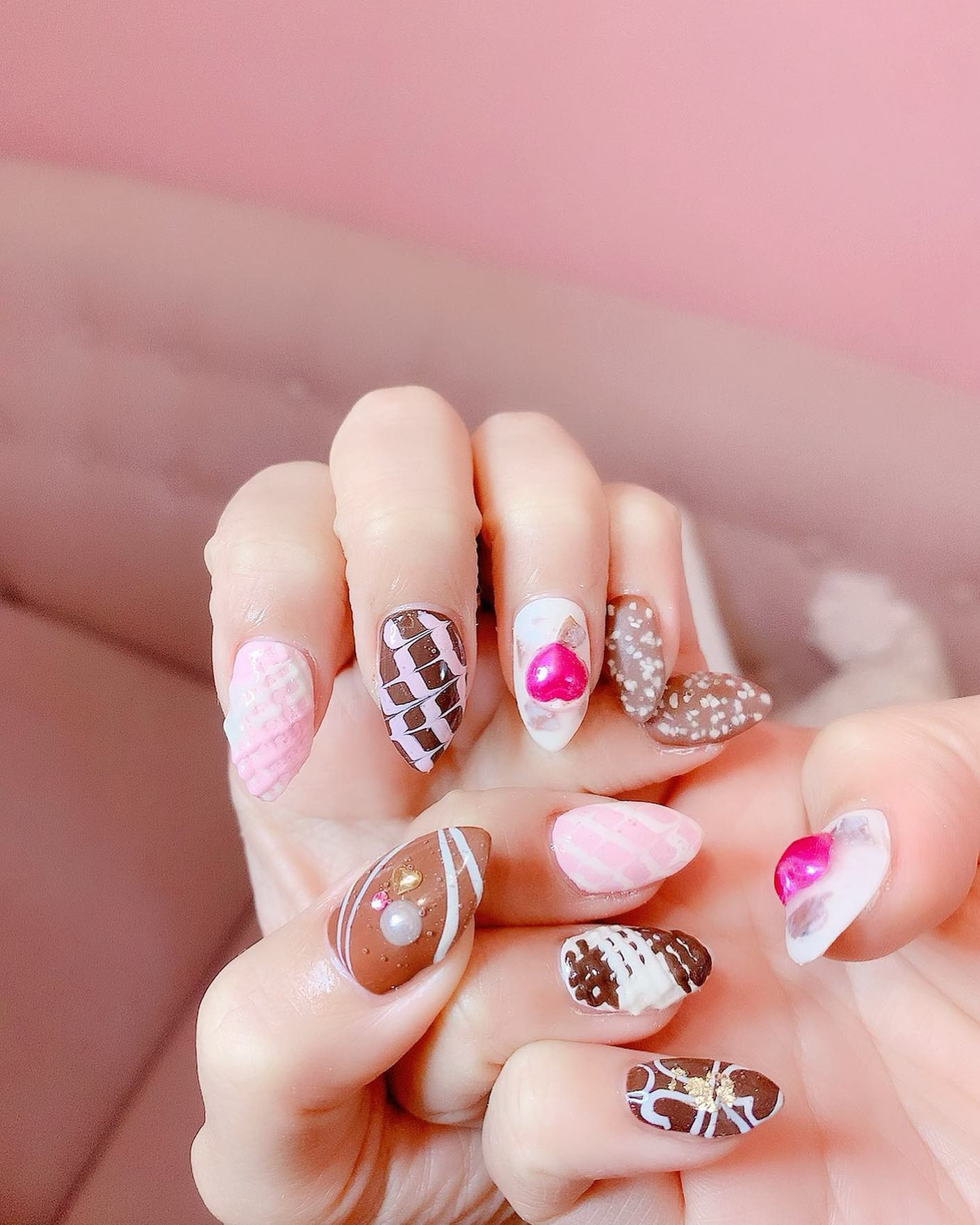 🎀Valentine Nail💝
チョコレートデザイン🍫💕
チョコクランチやマーブルチョコ
いろんなチョコの詰め合わせネイル
にしてもらったよっ💓💓
ピンクのチョコもきゃわいい💞
紗々みたいのもクランチぽいのも
高級チョコっぽいのも
どれも本物みたいで美味しそ💓
きゃわいい💗💗
最高に可愛いバレンタインネイル
ありがとうございますっʚ(〃*´⧿`〃).｡o♡

渋谷ファブネイルの
ちえこさん🎀
@favnail__shibuya 
@chieko1841 

#渋谷ネイル #撮影モデル #被写体モデル #