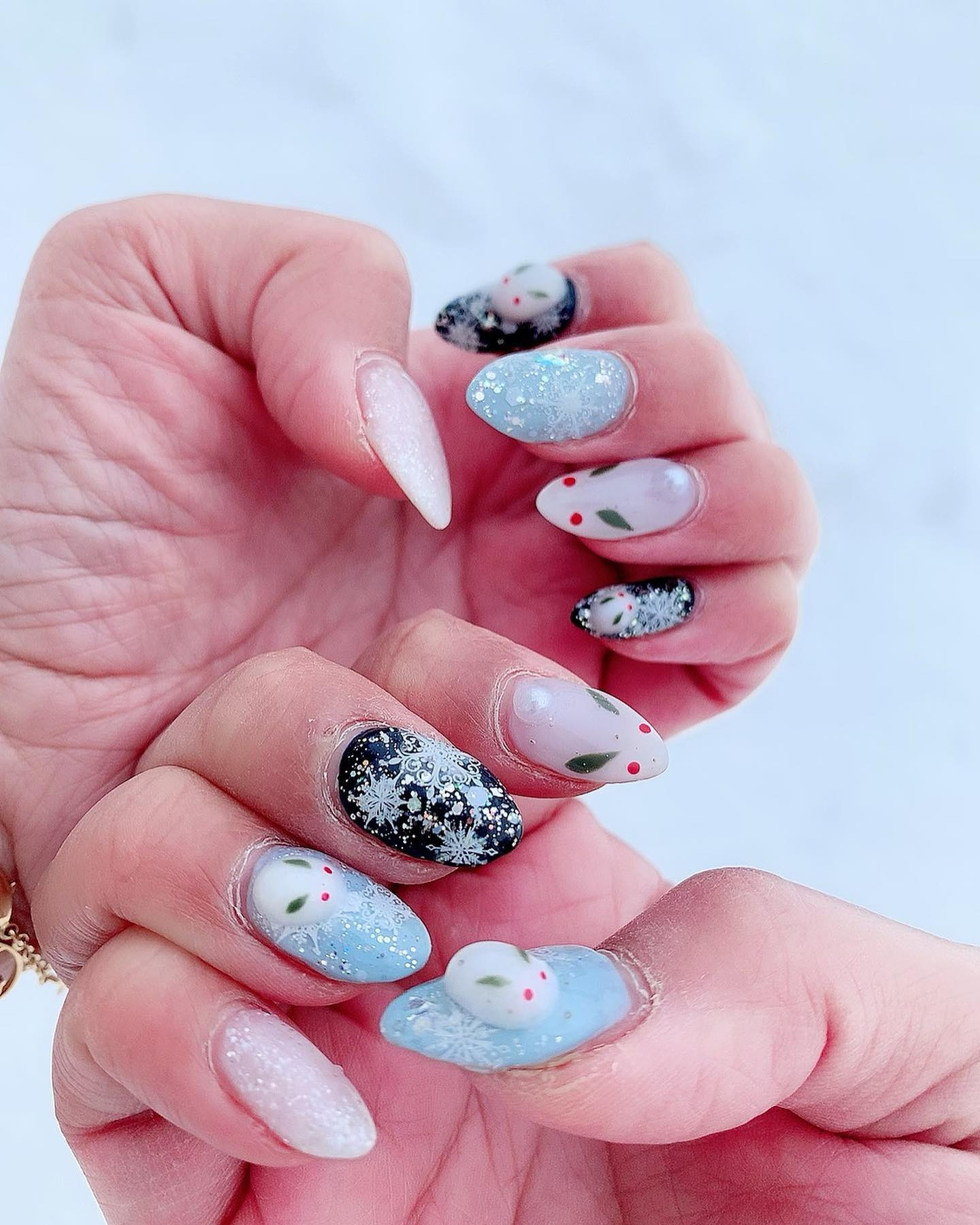 新春雪うさぎネイル🐇𓂃𓈒 ❅ *
雪の上で撮ってみたっ🐰❄️
うさぎ年だからうさぎのキャラクターに
しようって決めてて
ステラルーかマイメロで
ずっと悩んでたけど
前日に雪うさぎ！！！ってなり
即決定🐰*❅·̩͙
冬っぽいし干支っぽいし(？)
大満足🥰

和菓子みたいで可愛い食べたい̗̀ ꪔ̤̥ꪔ̤̮ꪔ̤̫ ̖́-笑

とぉっても可愛いネイルを
担当してくれてるのは
@favnail__shibuya 
@chieko1841 
渋谷ファブネイルのちえこさん💓

遅くなっちゃったけど🥲✨️
毎年可愛い干支