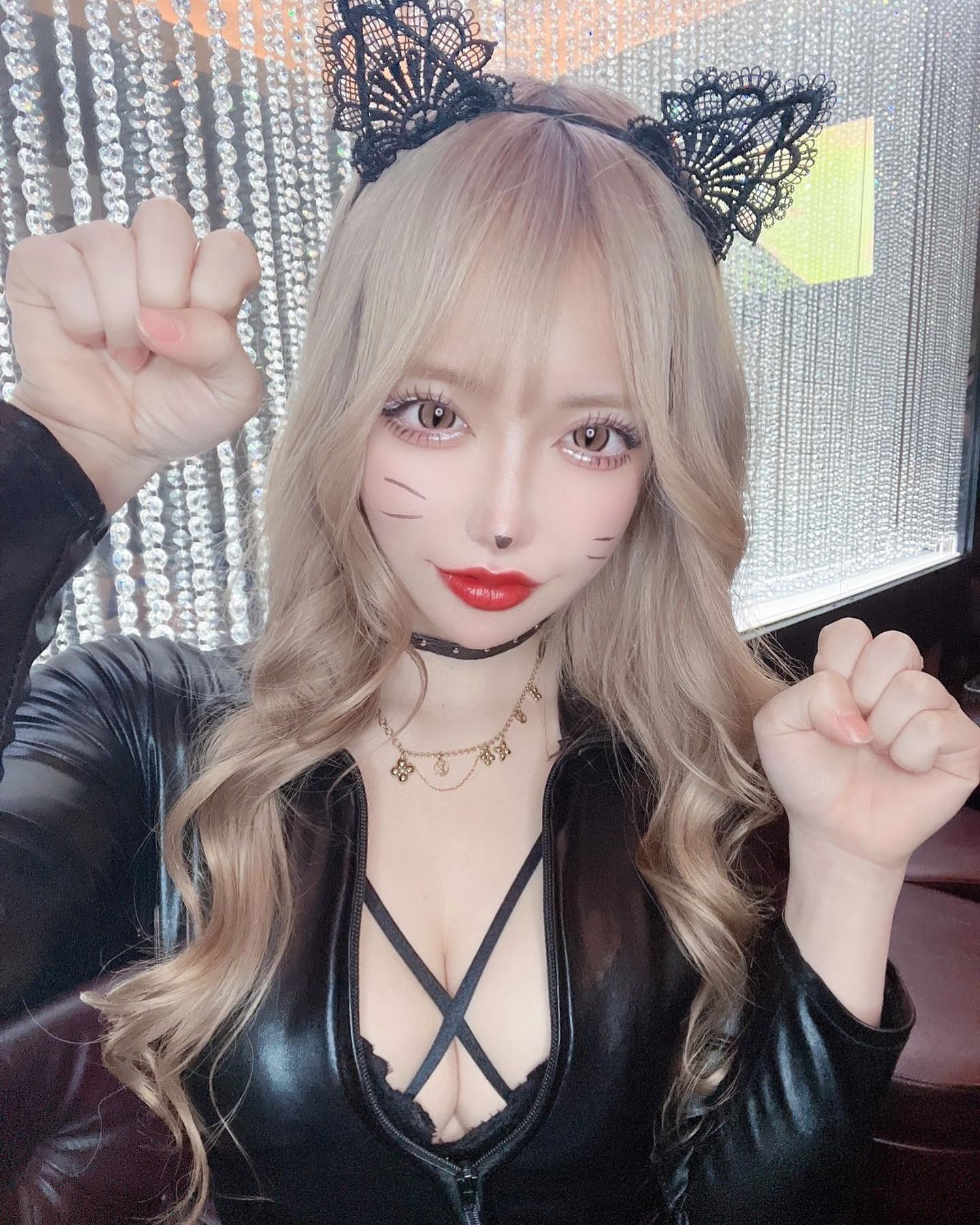 .
.
これは気ままな野良猫さん

闇の中目だけが光ってる

随分口が上手だけど

私は馬鹿な女じゃないわ
.
.
🐈