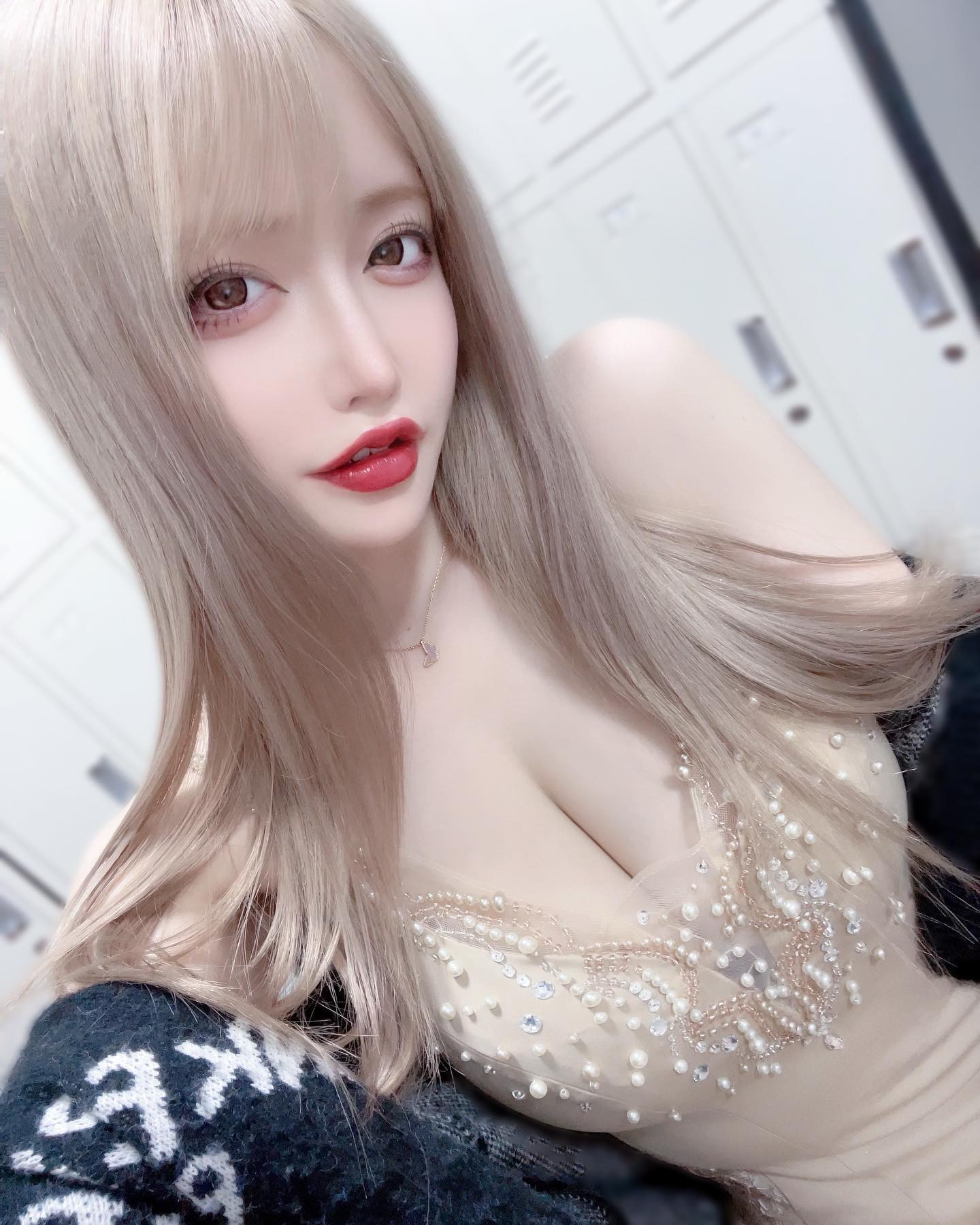 .
.

それは

泥泥 　はられあられ　将来像　悪くないわ
屈する　私は　生きている

酩酩　重ね重ね　存外　そう　悪くないわ
酔いどれ知らずの物語
.
.