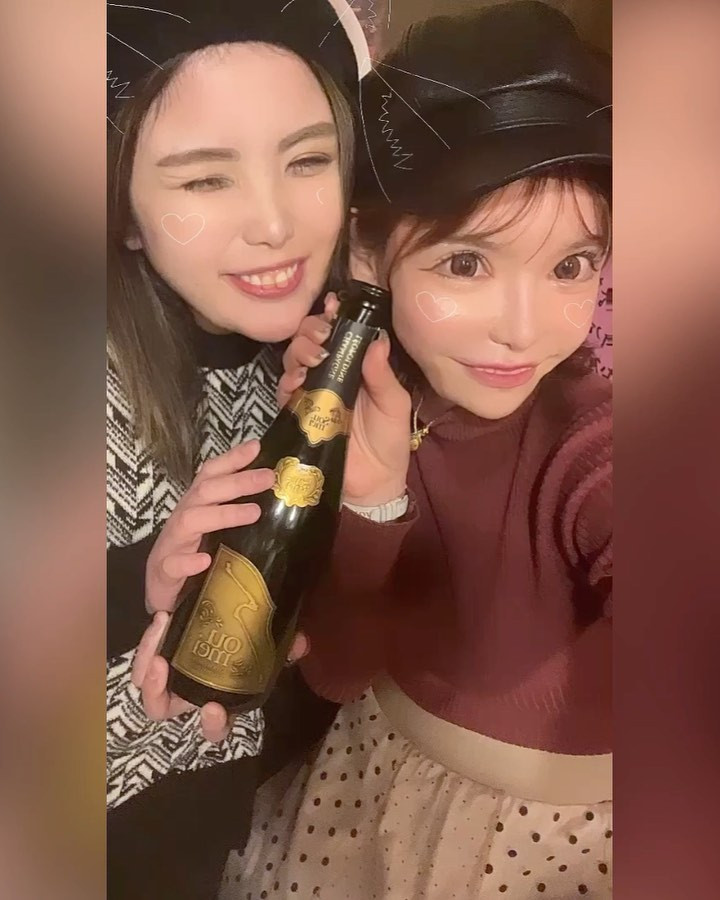 お誕生日祝いいただいて嬉しい一日💭.｡:･*ﾟ💫ﾟ*･.
.
.
三年ぶりの再会をしたお客様からお祝いいただいて感謝だった🥹😭
まぢで素敵なかたで、また会えたらいいなと思ってたから
ほんとに会いにきてくれてめちゃくちゃ嬉しかった！
言葉だけでなく行動してくれる人をこれからも
大切にしたいとおもった🧸🎀
.
.
そして女子メンバー素敵すぎて泣いた😭
豚小屋さんからお誕生日のしょうこちゃん🎉👏💗
いろはさん、ひろなちゃん、かんなちゃん、本当にみんなありがとうございました🫶
みんなのおかげでまたひとつ思い出に残