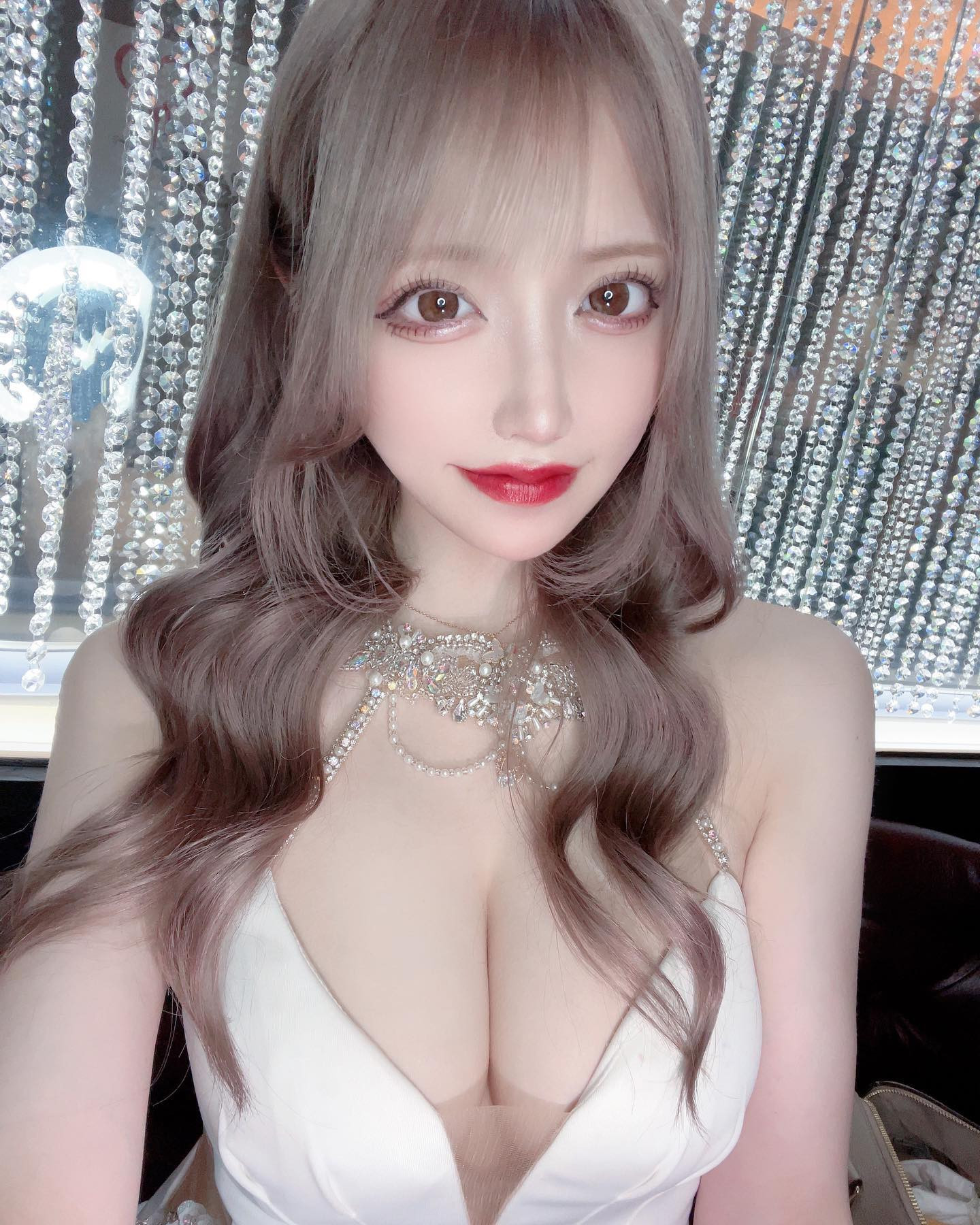 .
.
花束抱えて君を待つ交差点
人は笑うかもしれない

こんなおかしな僕なりに 君が好き
信じておくれよ

誰も知らない 僕らの不器用なラヴストーリー
.
.