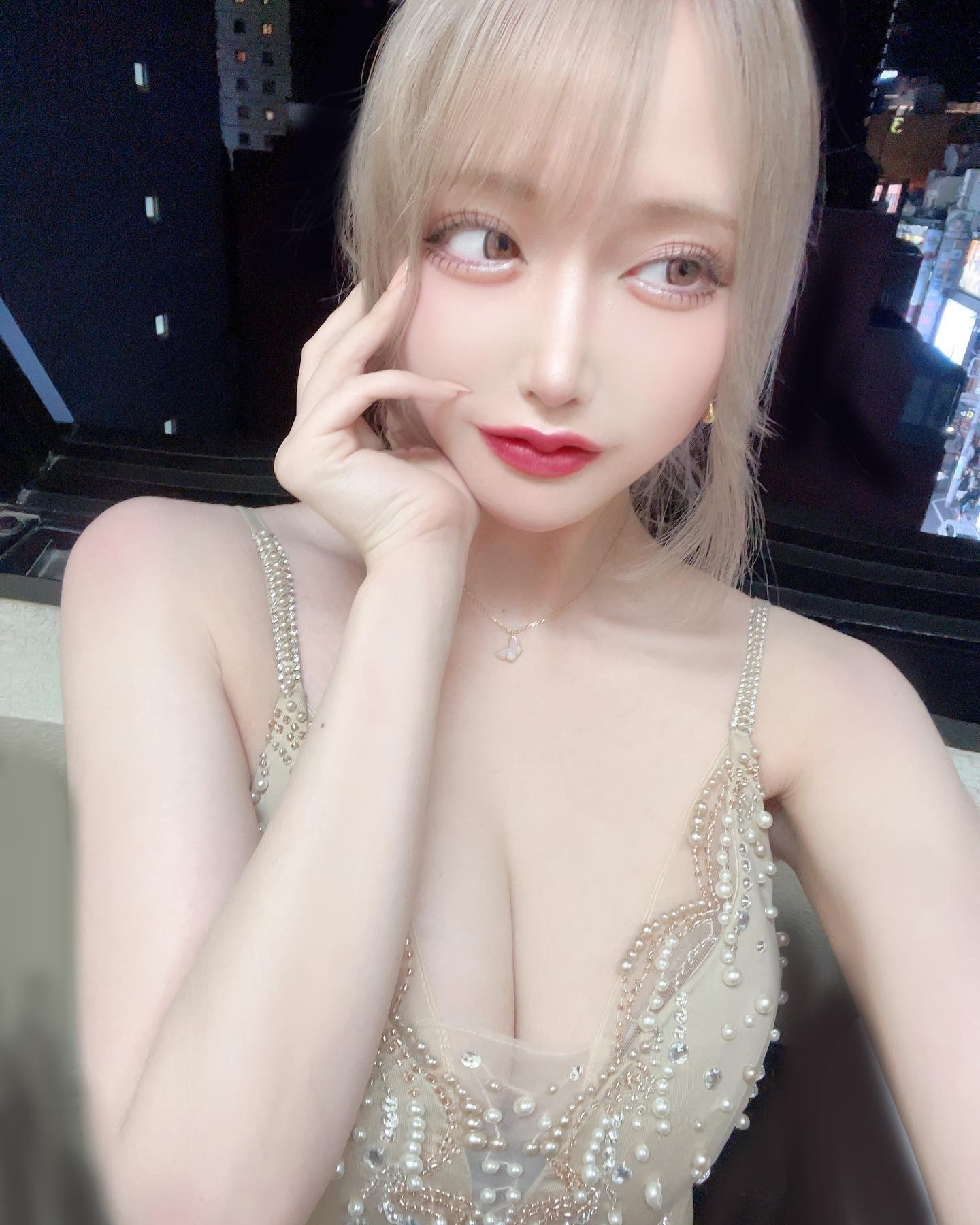 .
.
雑に弾いてるギター
奏でる汚い音

だけど アタシ好きよ
可哀想で愛しい
.
.