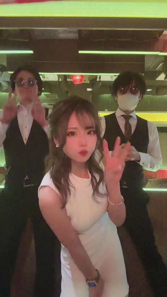 実はここには、黒服３人とキャスト2人が映っております。どーこだ？ #道産コウ #北海道のコウちゃん #鈴鐘 #ベルベ #bellve #Nプレイスビル #Nプレイスビル7F #キャバクラ #ニュークラブ #ニュークラ #ナイツ #ナイツネットで検索 #ホステス #キャバ嬢 #すすきの #北海道 #札幌 #歌舞伎町 #六月木 #銀座 #北新地 #可愛い #ミニドレス #キャバ嬢ドレス #ビジョビ