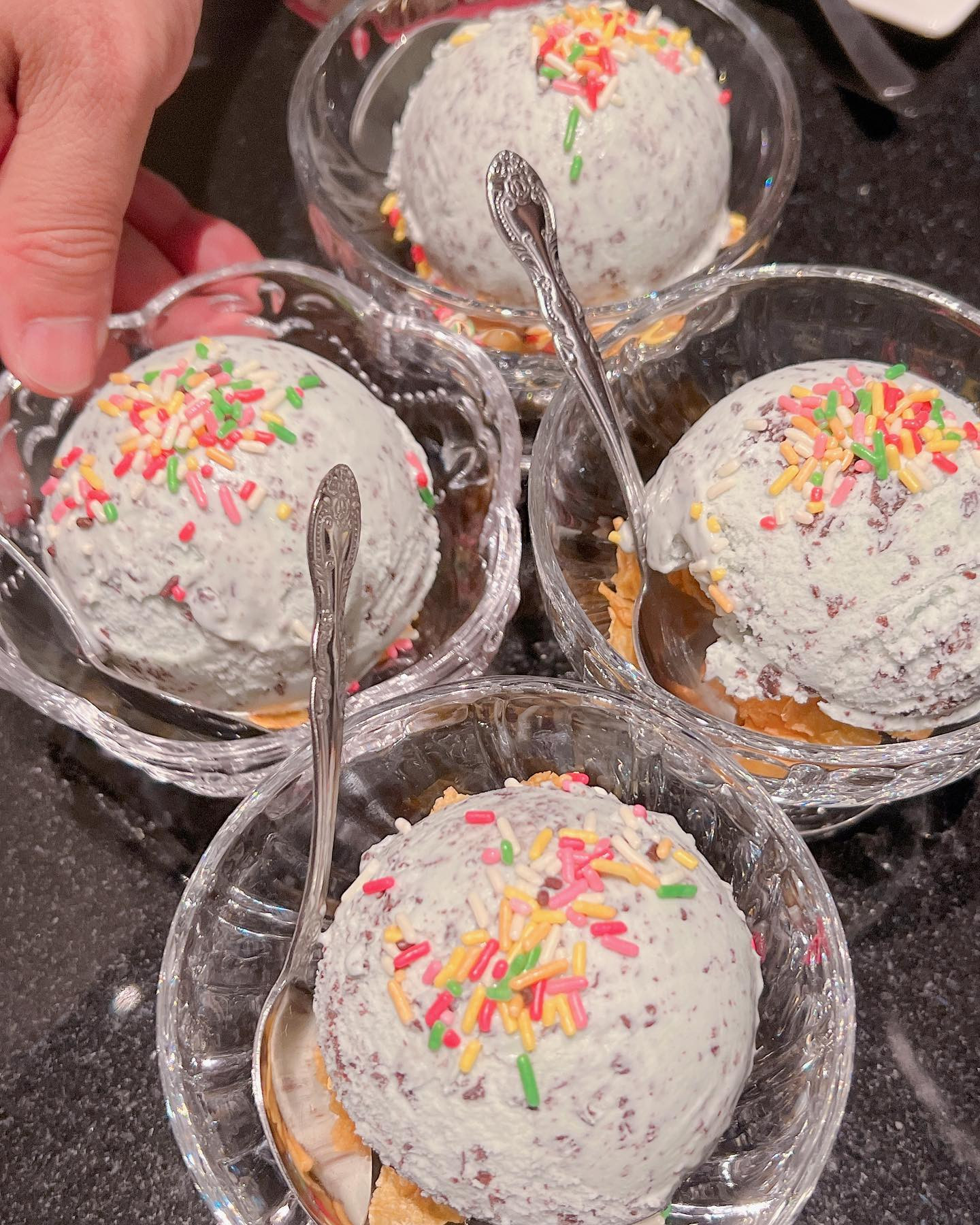 .

チョコミントアイス
好きな人と嫌いな人の割合どのくらいなんだろ🤔

.