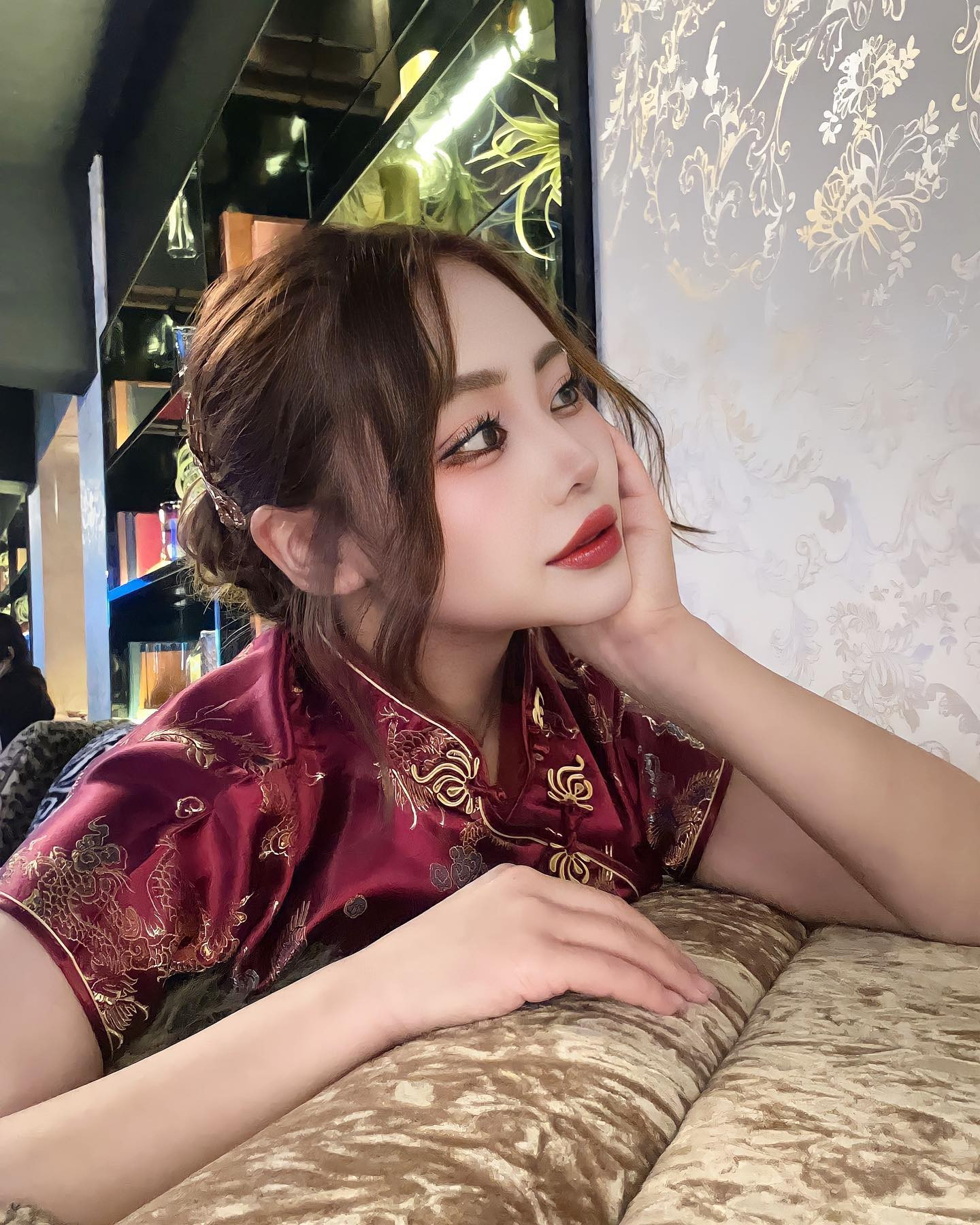 ❤️🐼🇨🇳

.
.

だからあれほど骨格ストレートに首の詰まった服を着せるなと言ったじゃあないですか。

本日締め日でっす！

.
.
.

#骨格ストレート #あるある #チャイボーグ #純欲メイク #チャイナドレス #新宿 #歌舞伎町 #キャバ嬢 #キャバクラ #撮影 #キャバドレス #リュアーグ #指名 #名古屋 #北新地 #すすきの #instagood #instalike #followforfollowback #いいね返し #きゃばきゃば #ドレス #水商売 #自撮り女子 #selfie