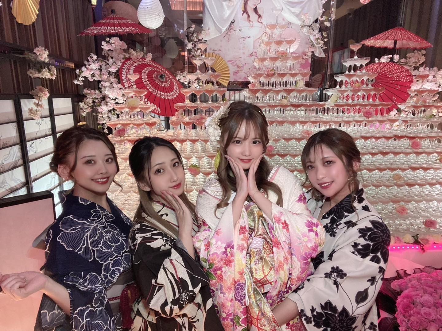 .
3月ありがとうございました❤️

そして改めてかのんとみゆうお誕生日おめでとうお疲れ様🥰

大好きな2人のお誕生日一緒にお祝いできて、また去年とは気持ちも違って
でも今年も一緒にお祝いできて嬉しかった〜

メンタルも体調も良くない時もあったと思うけど頑張っていた2人を見てたから親の気持ちで誕生日迎えてしっかり泣いた🤣

4人揃って今年もお祝いさせてくれたお客様も本当に感謝です！
いつもこんな4人をありがとうございます

4月はちょっと落ち着くからみんなでおいしいもの食べて女子会してのんびりしたいと思い