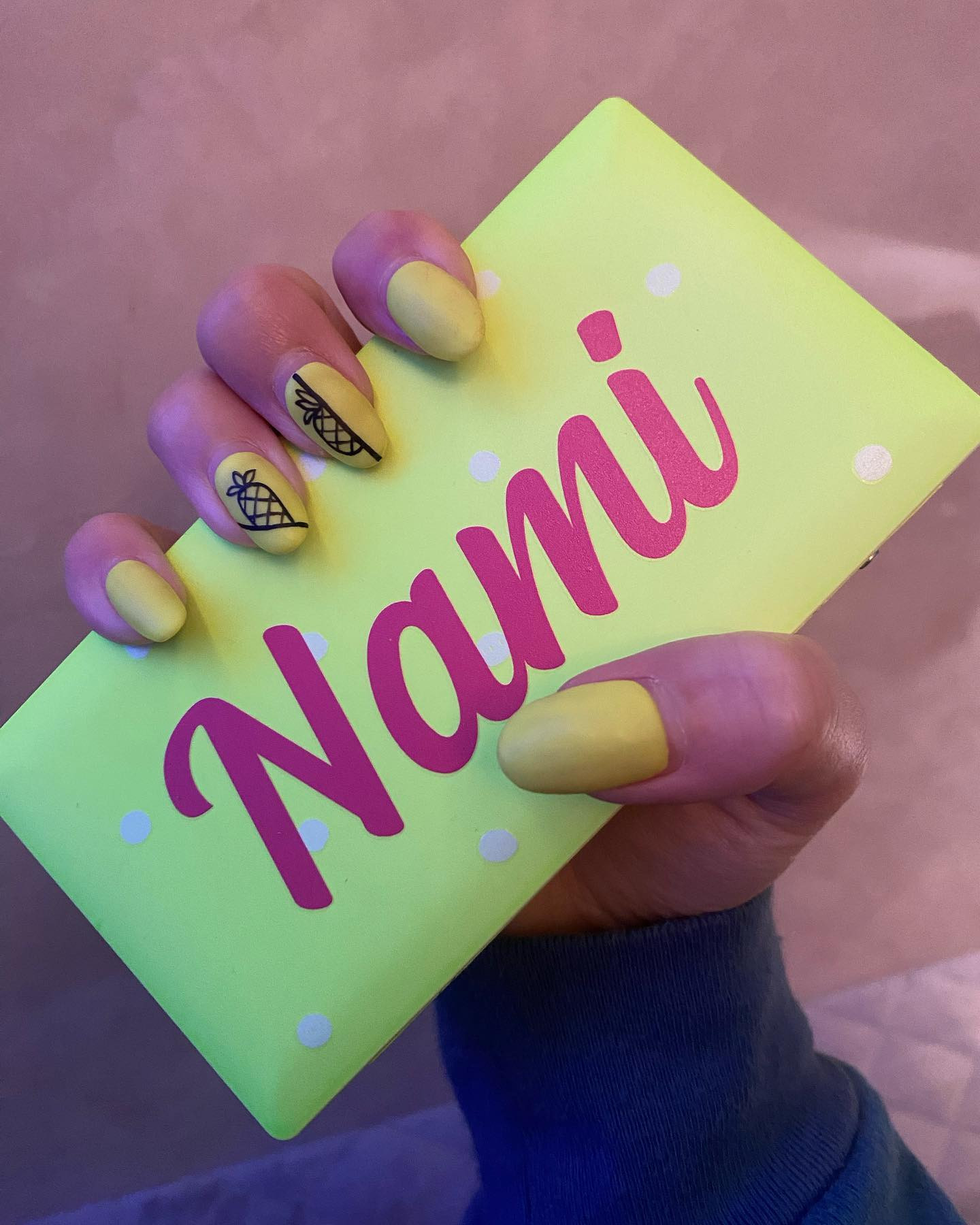 可愛い可愛い後輩のねねからもらったモバイルバッテリーとネイルの色が似てて可愛いと思って撮った一枚🧡
映えってなんなん？難しいな？🤔

@akamonclub 
@shachigroup_ 
@akamon_hazuki_nene_ 

#すすきの #シャチグループ #シャチスタ #赤門倶楽部 #椿姫なみ #キャバ嬢 #キャバクラ #すすきのキャバクラ #歌舞伎町 #六本木 #銀座 #中洲 #北新地 #水商売 #バイト募集中 #求人 #アルバイト #高収入 #夜職 #キャスト募集 #体入 #採用 #女子大生