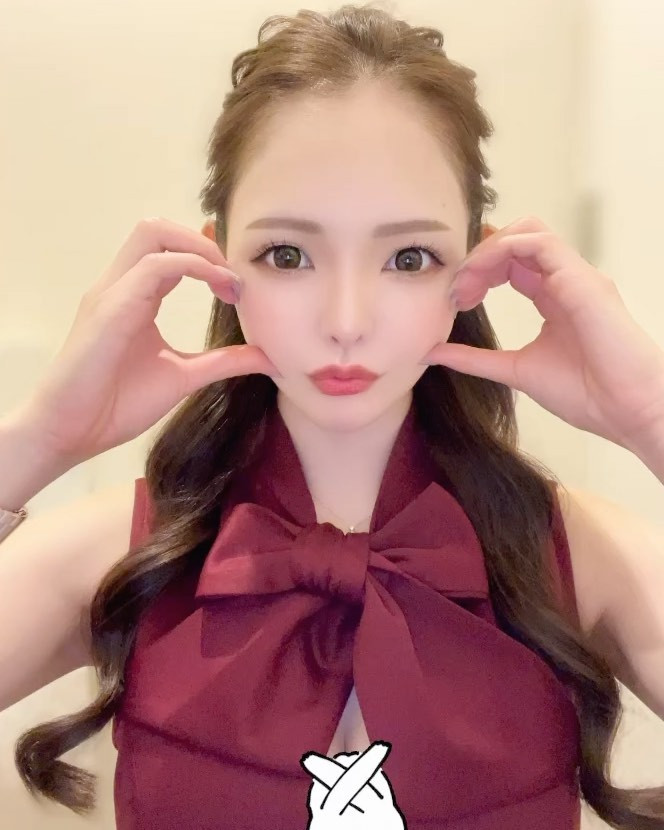 .
お友達(@__154cmer )が最近ずっとお休みしてるから同じポーズで写真撮った🧏🏻‍♀️💖
ヘアメはいつも(@hairmake_anna )💟✨
メイのヘアメ担当4年目🫣！
いつも可愛くしてくれてありがとだよ！
4月もよろしくお願いします🙇🏻‍♀️🤍
.
.

#仙台
#国分町キャバ嬢
#国分町キャバクラ
#キャバクラ
#ニュークラ 
#ホスト 
 #オレンジテラス 
#ヘアメイク 
#水商売
#キャバ嬢 
#キャバ嬢ヘアメイク 
#キャバキャバ 
#f4f 
#東北キャバクラ