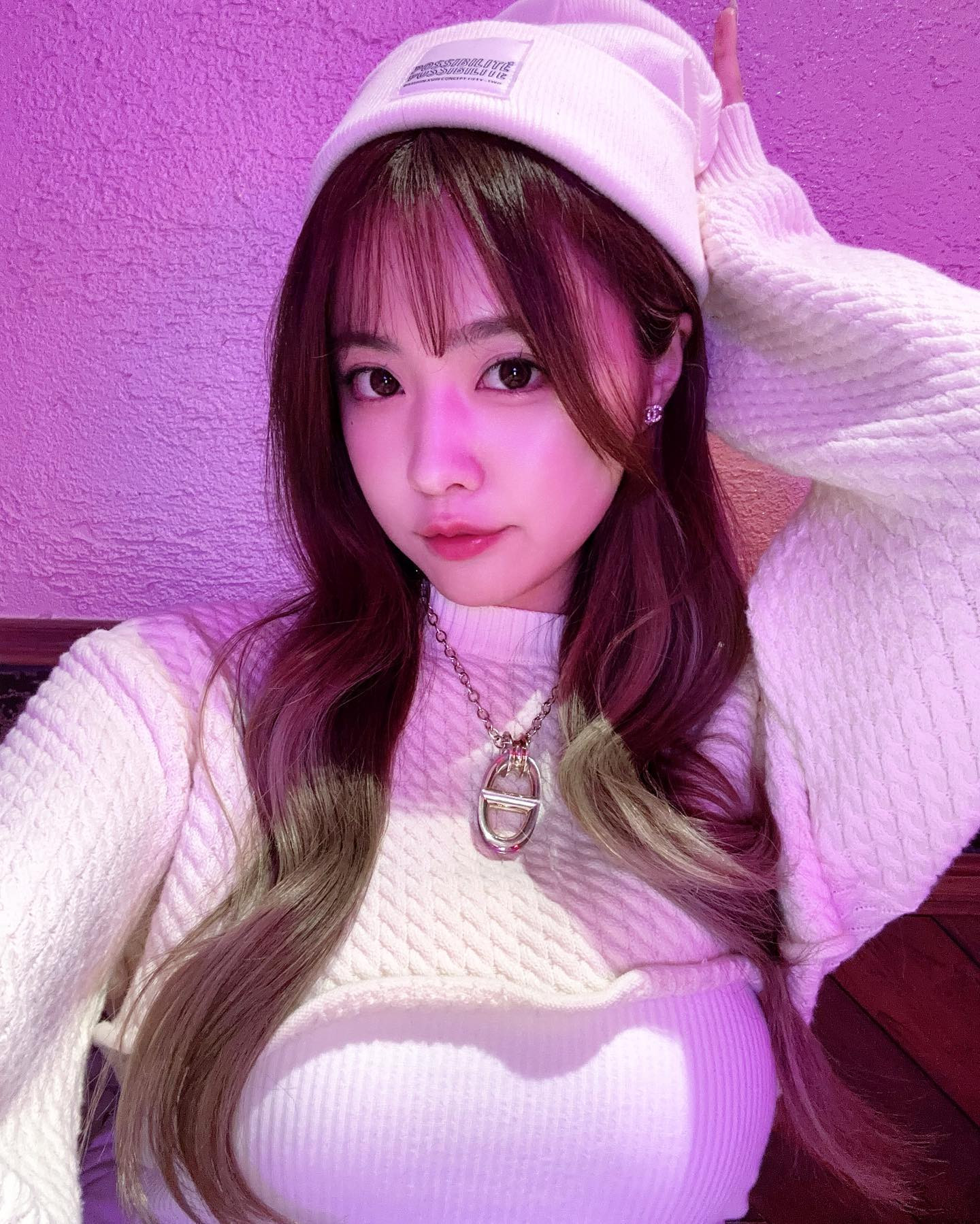 韓国料理食べた日🇰🇷🔥
.
.
#オーバーリップ #ニット帽 #ホワイトコーデ
 #すすきのキャバ嬢 #かわいい女の子