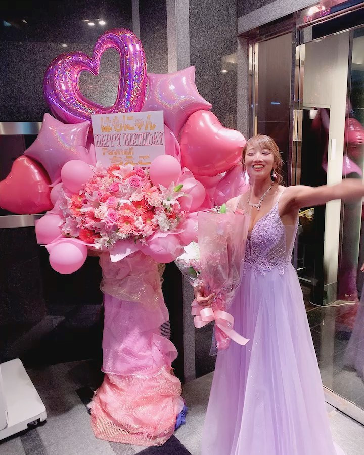 Birthday当日(ᐢ⑅•ᴗ•⑅ᐢ)♡
ちえこさんからサプライズで頂いた
おっきなピンクのフラスタ💐🩷🎀

目の前にどーーーん！！！って
見えた時嬉しすぎて感動で🥲💖

お花募集してなかったのに
こおおぉんな私好みの可愛い可愛い💓
ピンクのフラスタ頂いて
もう、、🥲😭💕💕
オフ会の協賛までして頂いてたのに
もうこんなサプライズ！( ; _ ; )🩷🩷

お客様みぃんなが
お花すごいね、ってながめて下さったり
お写真ここで撮ったり、、
このちえこさんからのお花が
とても素敵なお誕生日に
彩ってくれた🥲🌸*