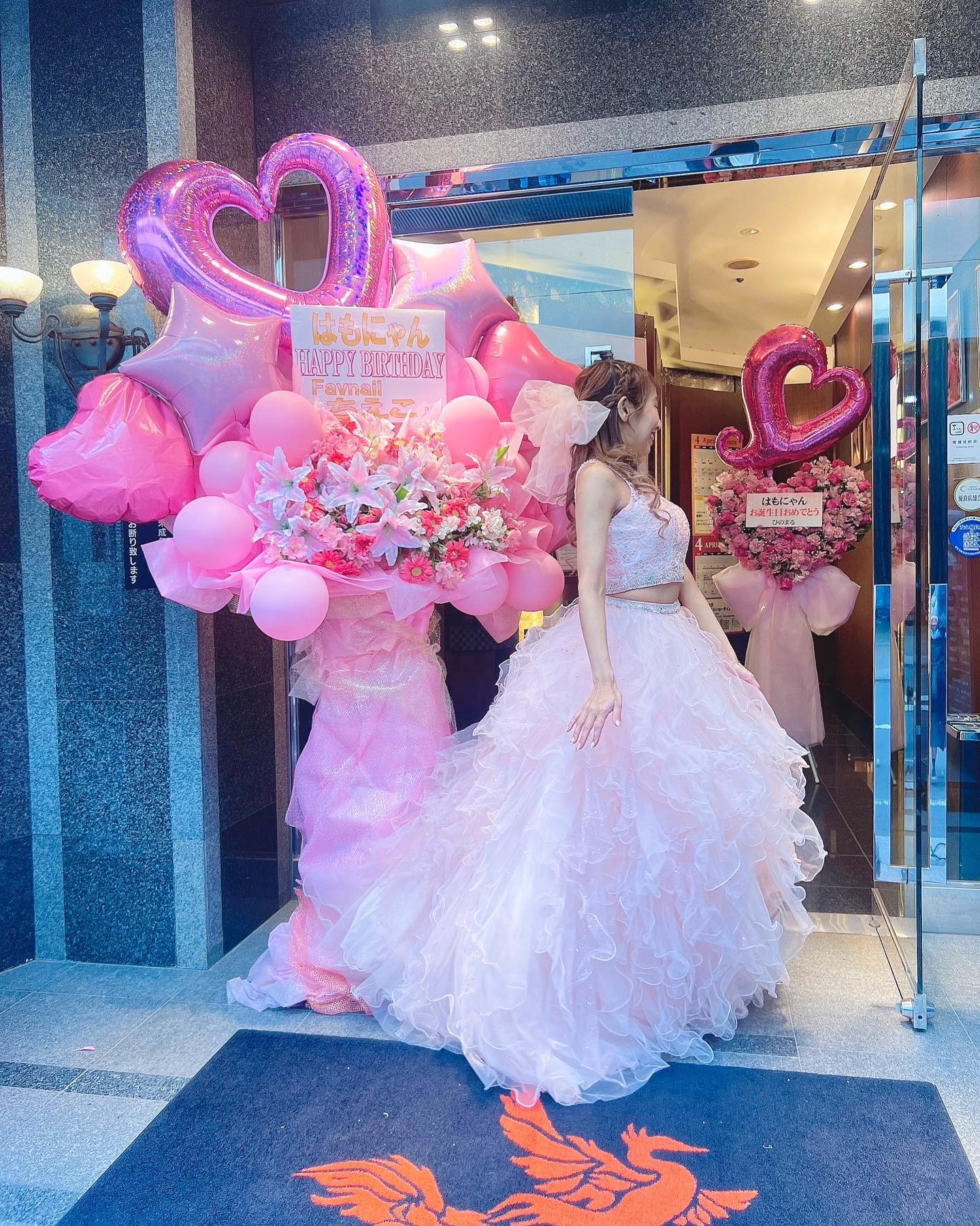 はもにゃん生誕オフ会2023🎀💖
ちえこさんからの可愛いフラスタ🌸*･と
ひのまるさんからの
ハート型のお花のフラスタ💝🎀

🩷型のお花に🩷も🎀もついてて
可愛すぎるっっっ（ o̴̶̷᷄ ̫ o̴̶̷̥᷅ ）💕

このドレスでまたこの可愛い
フラスタたちと撮れて

嬉しかった🥰🥰

当日OPENの時
こはるんが撮ってくれたお写真💓
とおぉってもお気に入りの1枚🥹🎀⟡.·*

こはるんありがとお😭💞💞

当日とオフ会の写真の並び
時系列ごっちゃになるけど
インスタの色味や写真バランスの感じで
投稿していきま