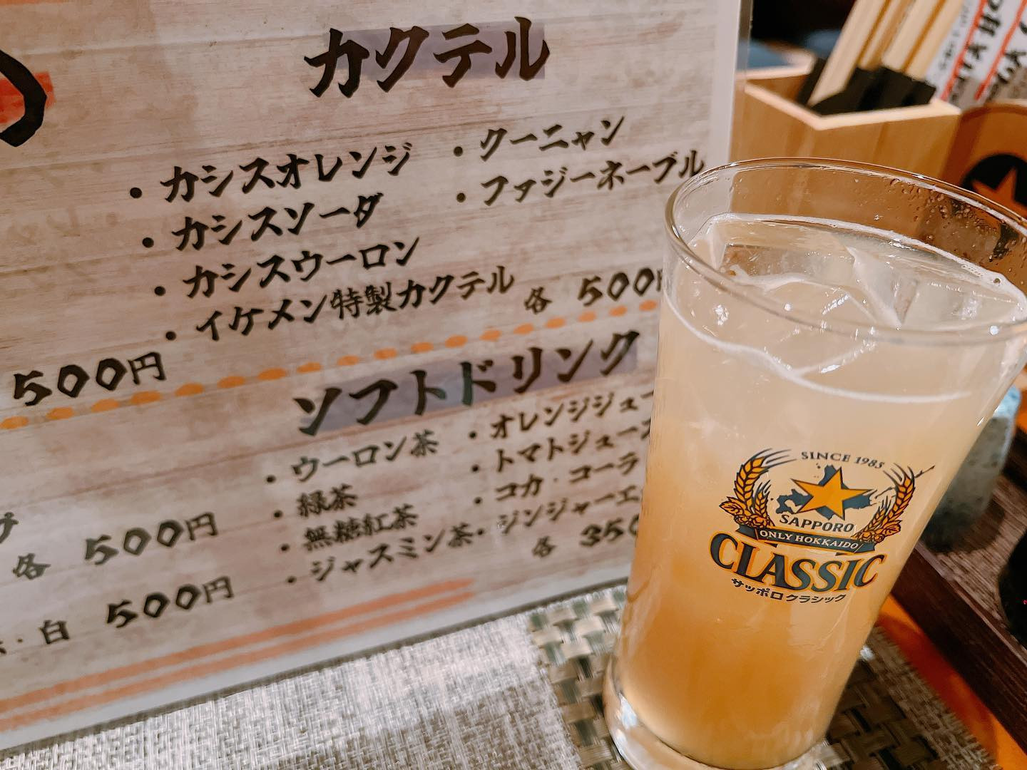 .

イケメン特製カクテルは
りんごともものカクテルでした🫶

.