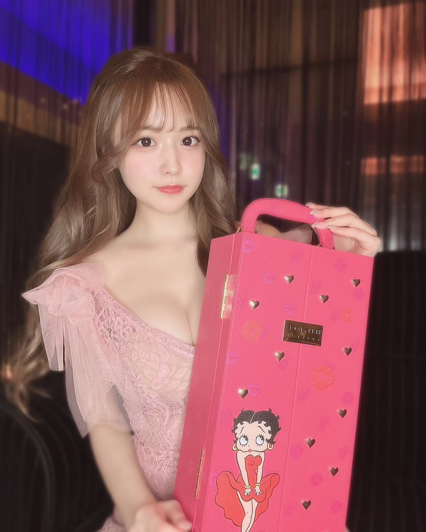 ベティちゃん💋
.
.
#キャバ嬢 #ニュークラ嬢 #すすきの #ピンクドレス #ピンクメイク #ベティロック #ディーロック #可愛い女の子