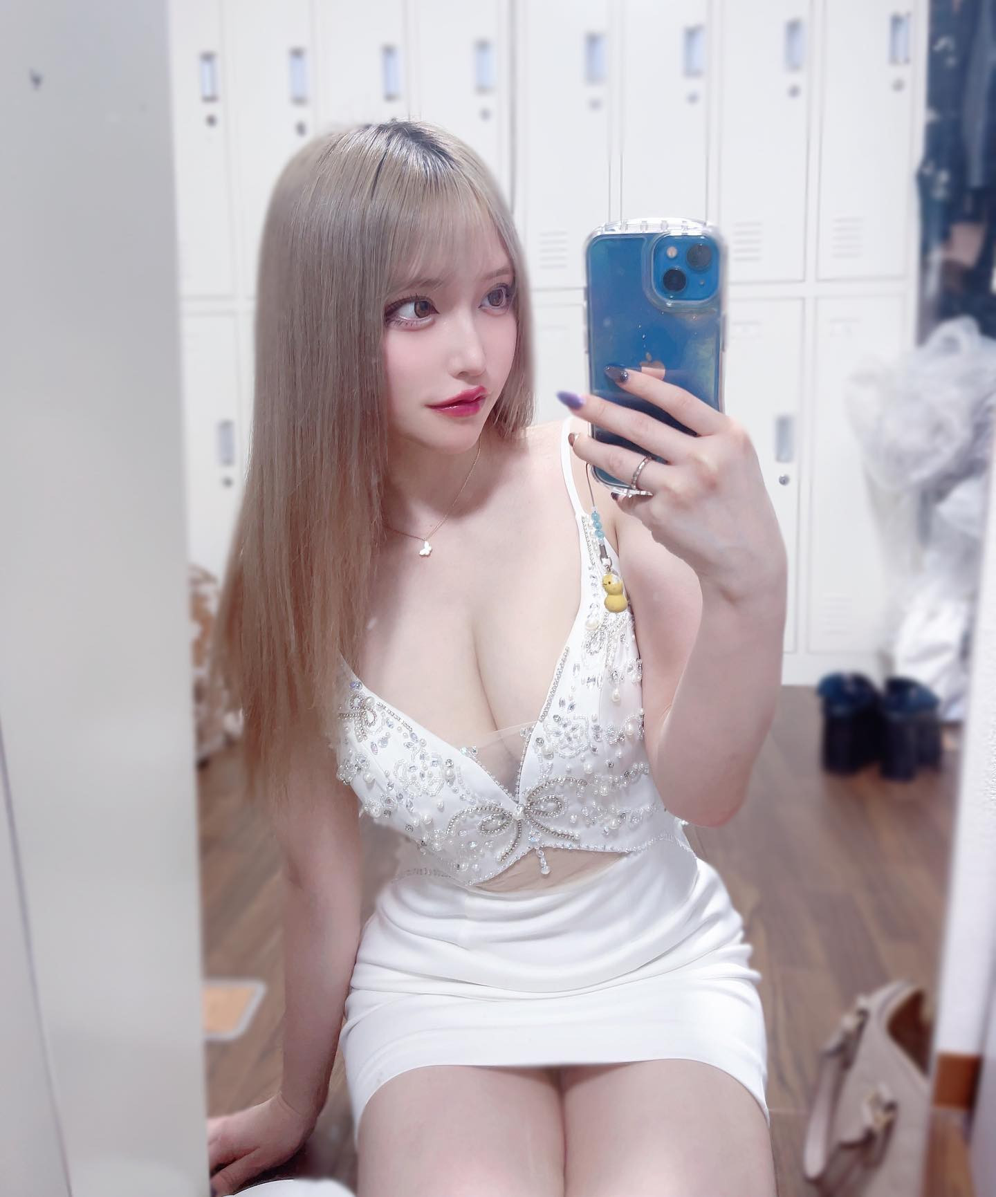 .
.

その手で その手で 私を 汚して
何度も 何度も 私を壊して

汗ばむ淋しさを 重ね合わせ
眩しくて見えない 闇に落ちてく

いつか滅び逝く このカラダならば
蝕まれたい あなたの愛で
.
.