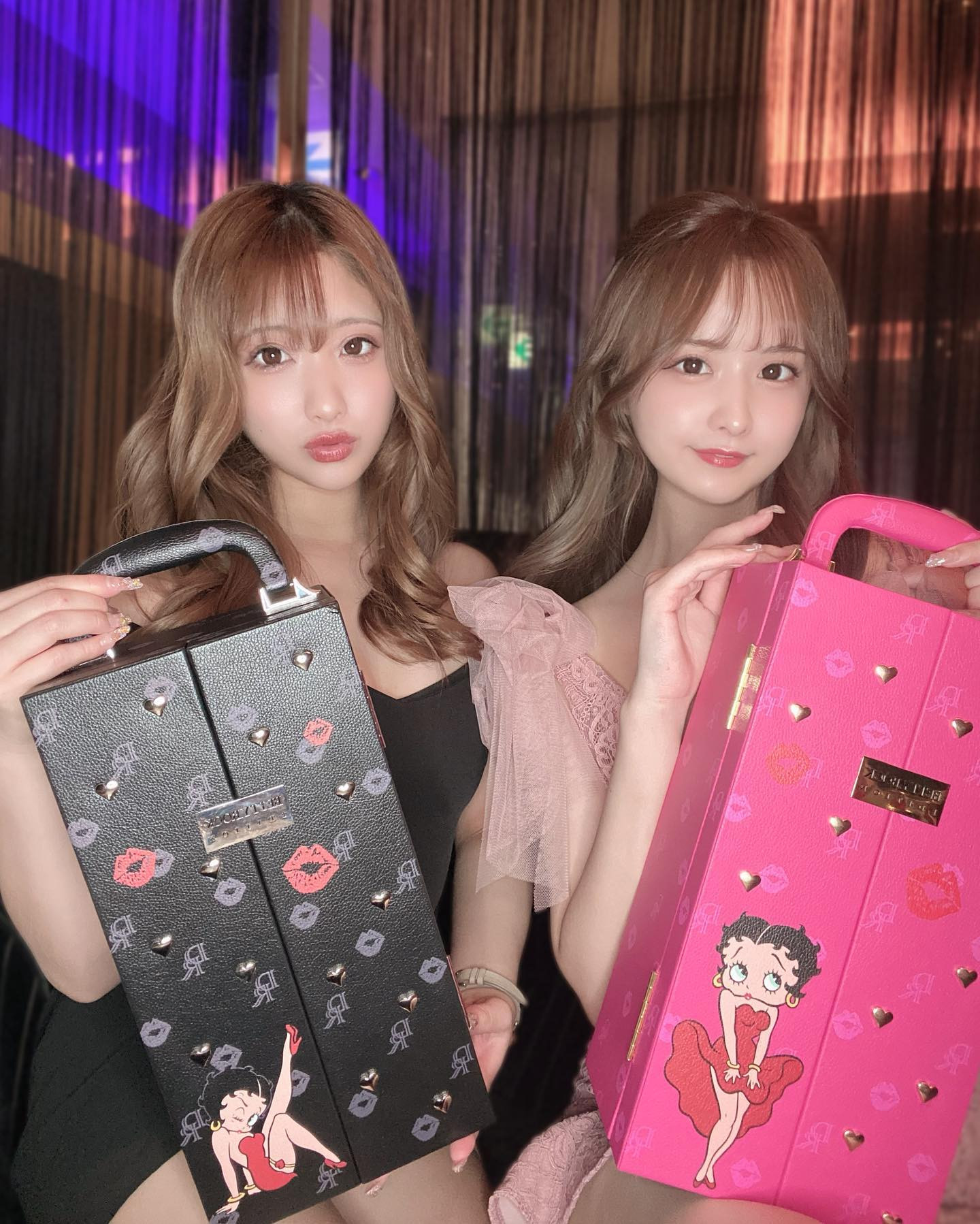 🖤×🩷
.
1枚目と2枚目でアプリ違うから
顔が違う！どっちがいいかな？🎀
.
.
#キャバ嬢 #ニュークラ嬢 #可愛い女の子 #キャバドレス 
#春服 #すすきの #ベティロック #美少女 #美少女