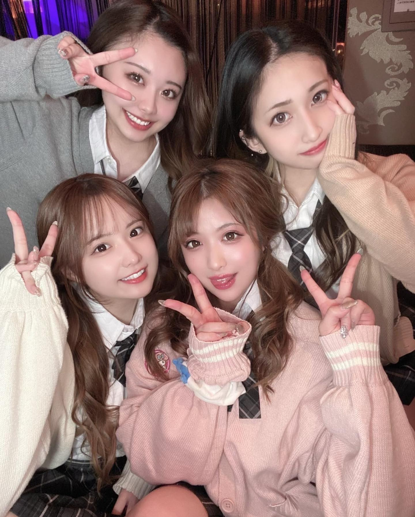 制服合わせたよん🫶🏻

打ち合わせなしで
カーディガンの色被らなかった🪄

リボン同じ柄なのに
形違うの可愛くない？🎀
.
.
#すすきの #ニュークラ嬢 #制服イベント #制服女子 #制服コスプレ #ツインテール #可愛い女の子 #学園祭 #キラプリ